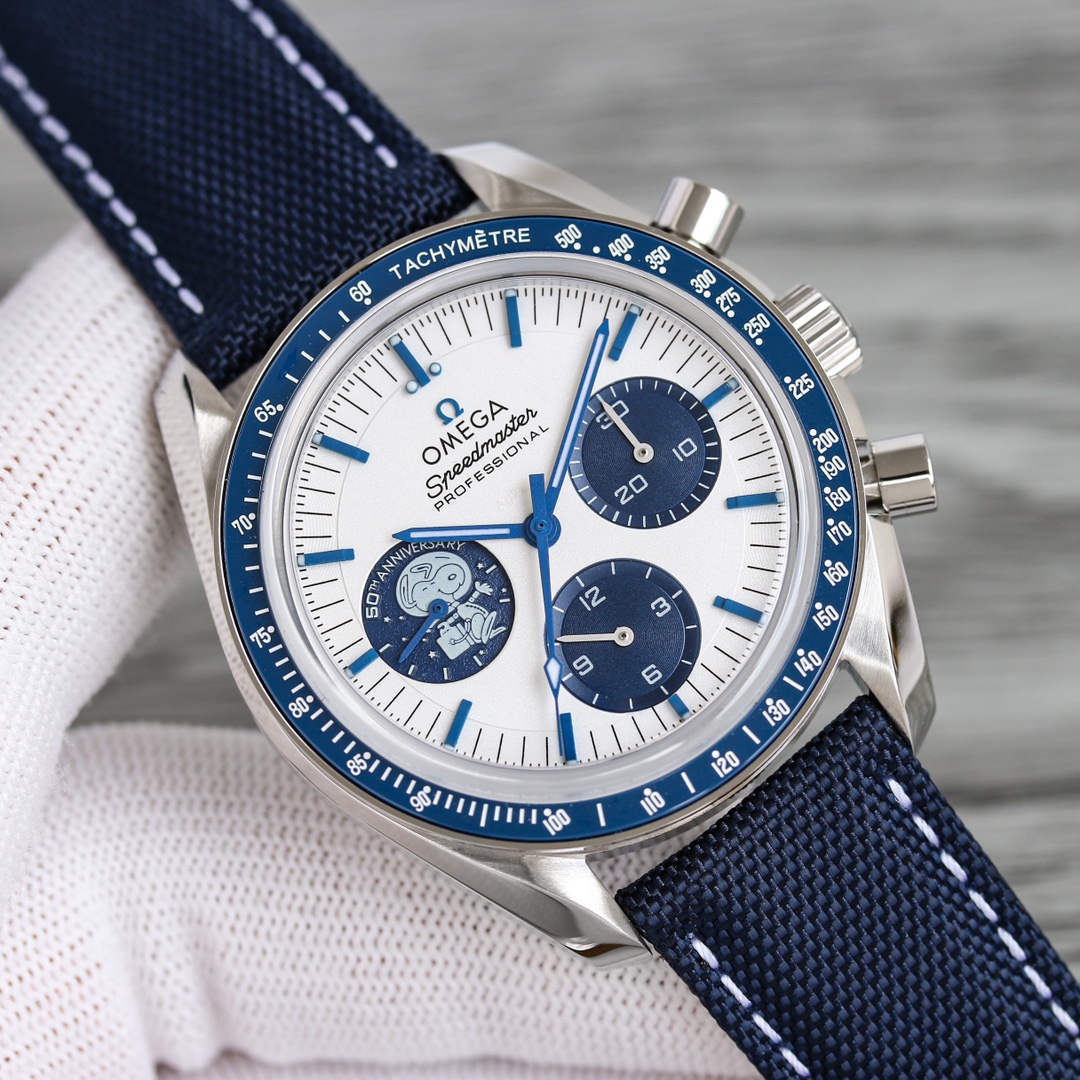 OMG Speedmaster Snoopy detail 2