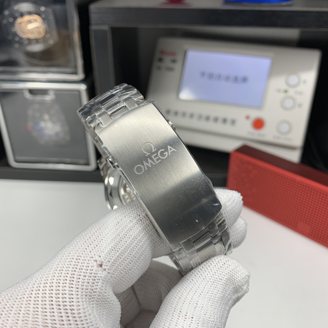 OMG Seamaster Diver 300M 8800 Diver detail 9