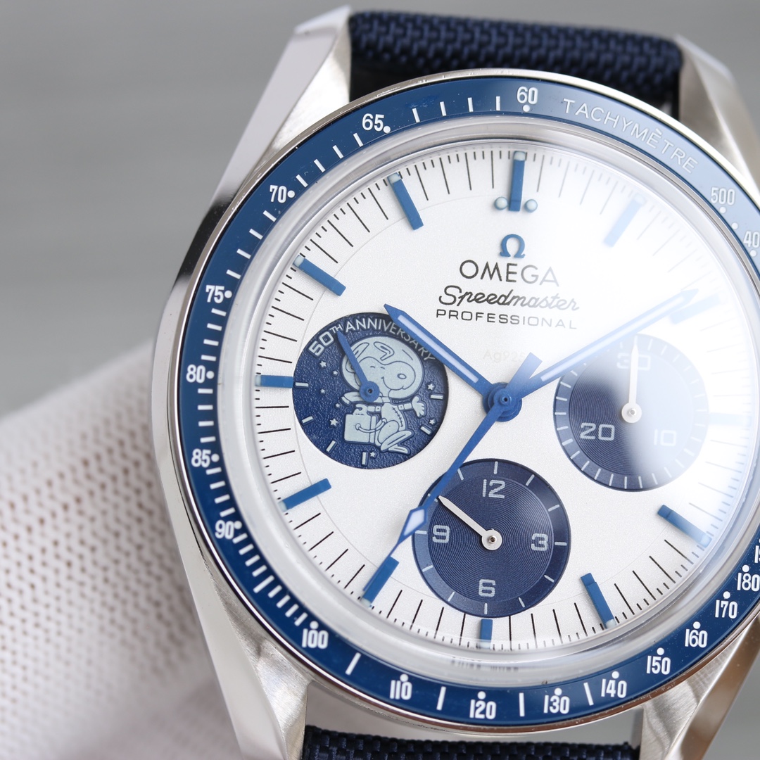 OMG Speedmaster Snoopy detail 5