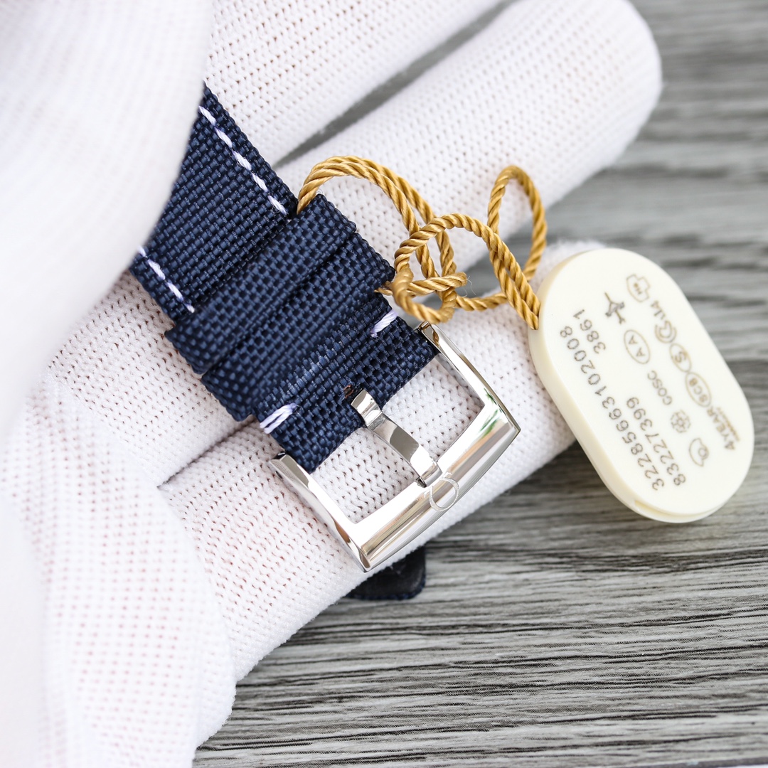 OMG Speedmaster Snoopy detail 8