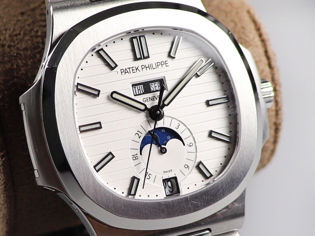 PP Nautilus White Dial 5726 detail 3