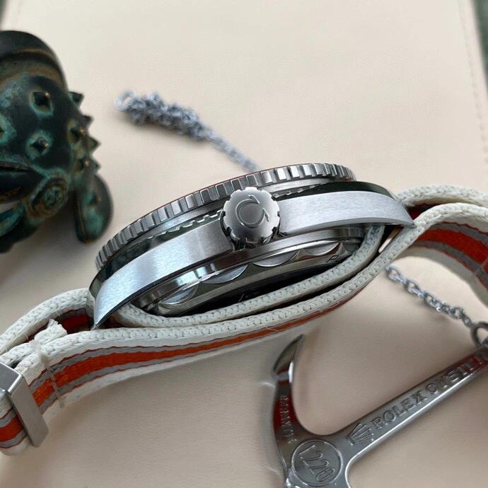 Seamaster Planet Ocean detail 9