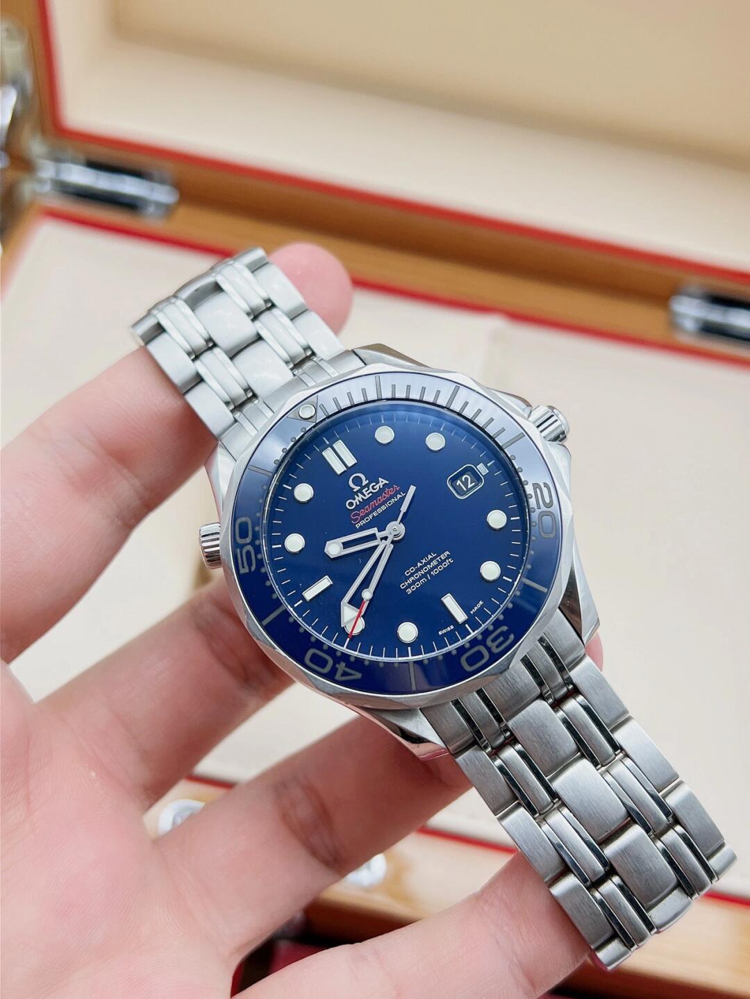 OMG Seamaster 300m Blue detail 4