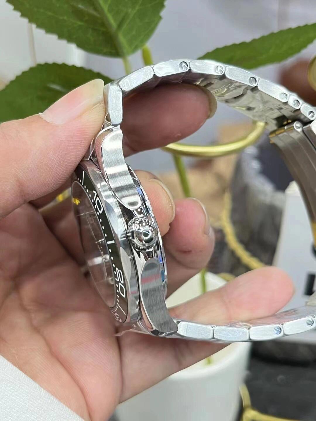 OMG Seamaster Diver 300M 8800 Diver detail 9