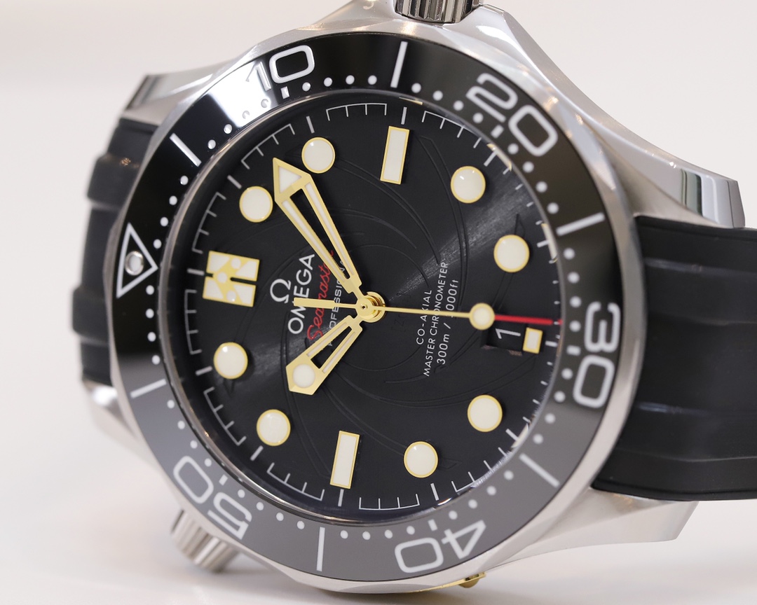 OMG Master Chronometer detail 2