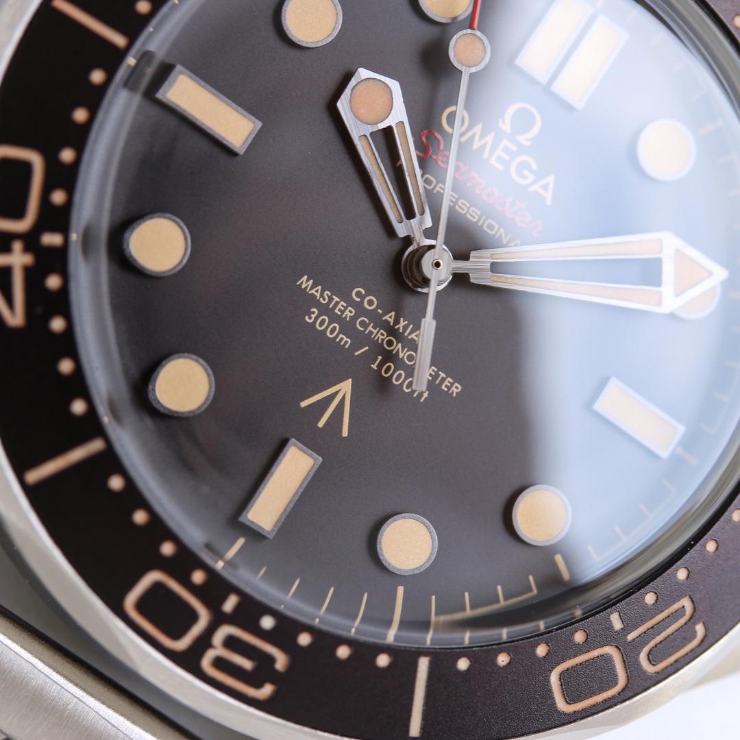 Seamaster 300M 007 Brown Dial detail 5