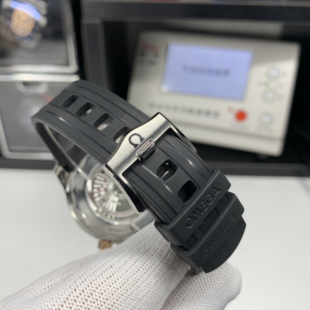 OMG Seamaster Diver 300M 8800 Diver detail 8