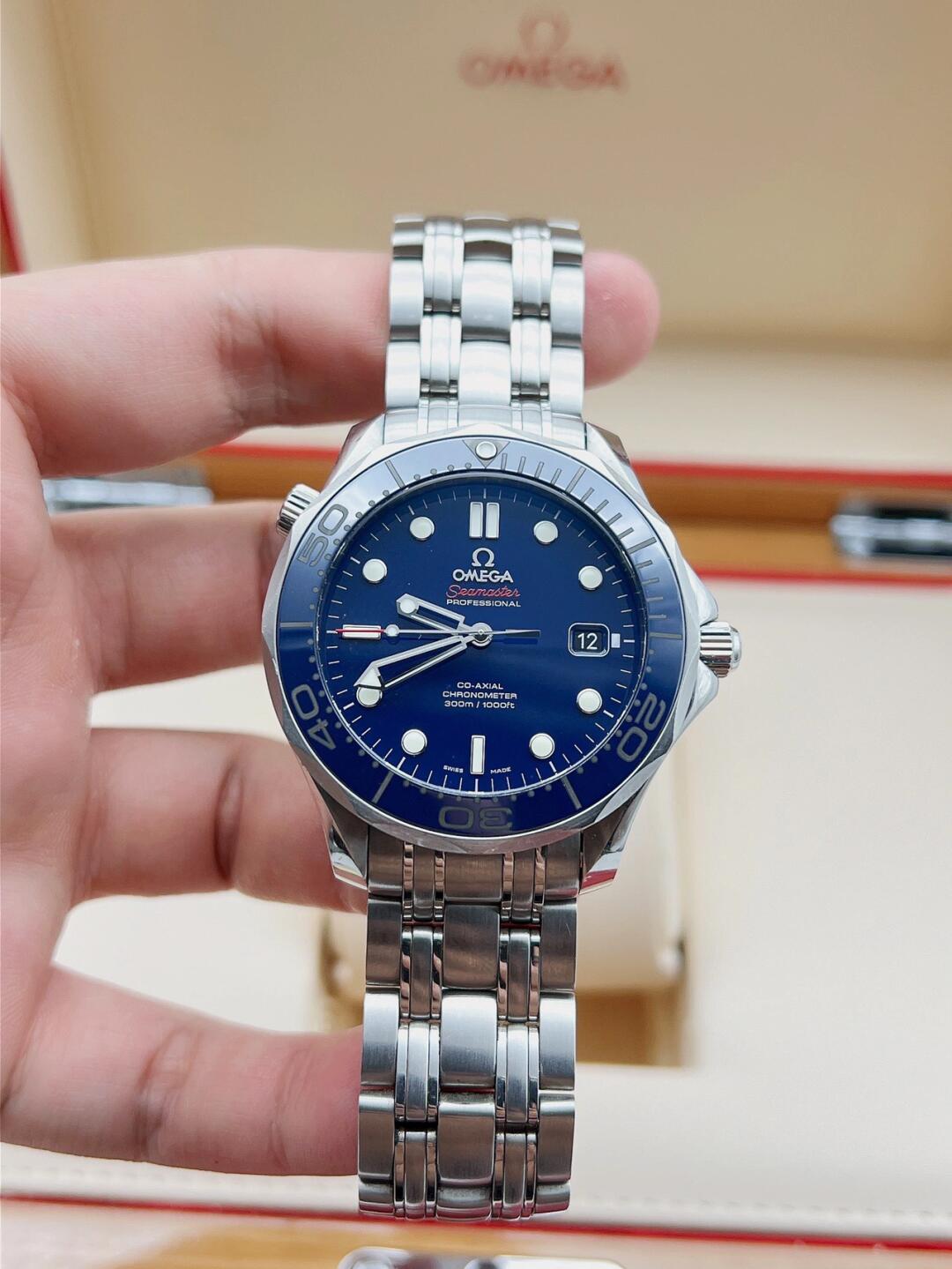 OMG Seamaster 300m Blue detail 3