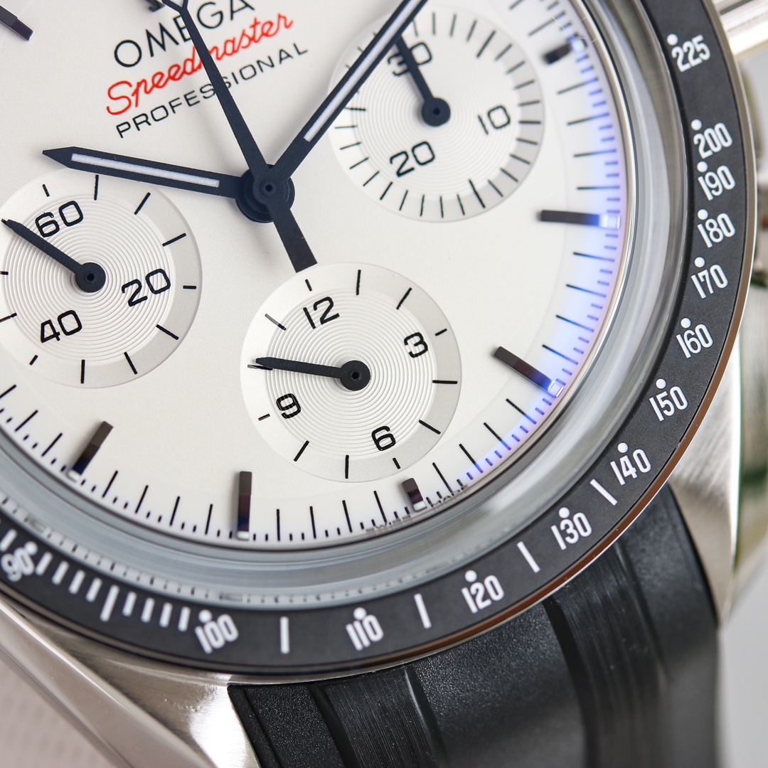 OMG Speedmaster 310.30.42.50.04.001 Movement 3861 Dial 42mm White Silica Gel Strap detail 5