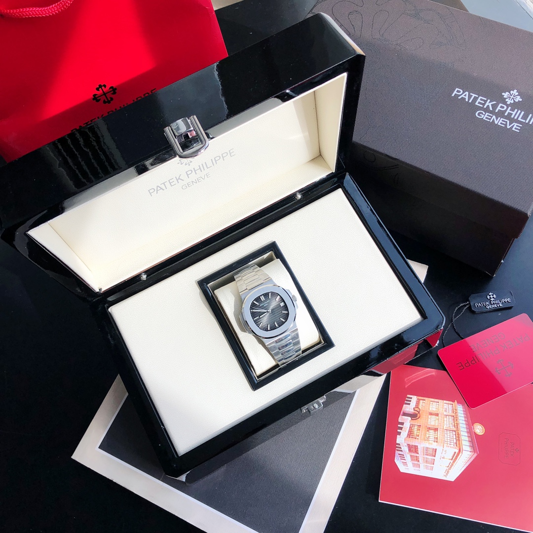 PP Nautilus 5711 Black Dial detail 5