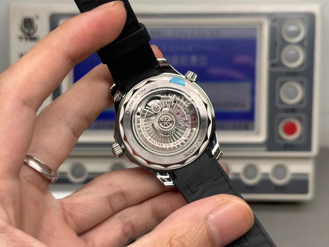 OMG Seamaster Diver 300M 8800 Diver detail 2