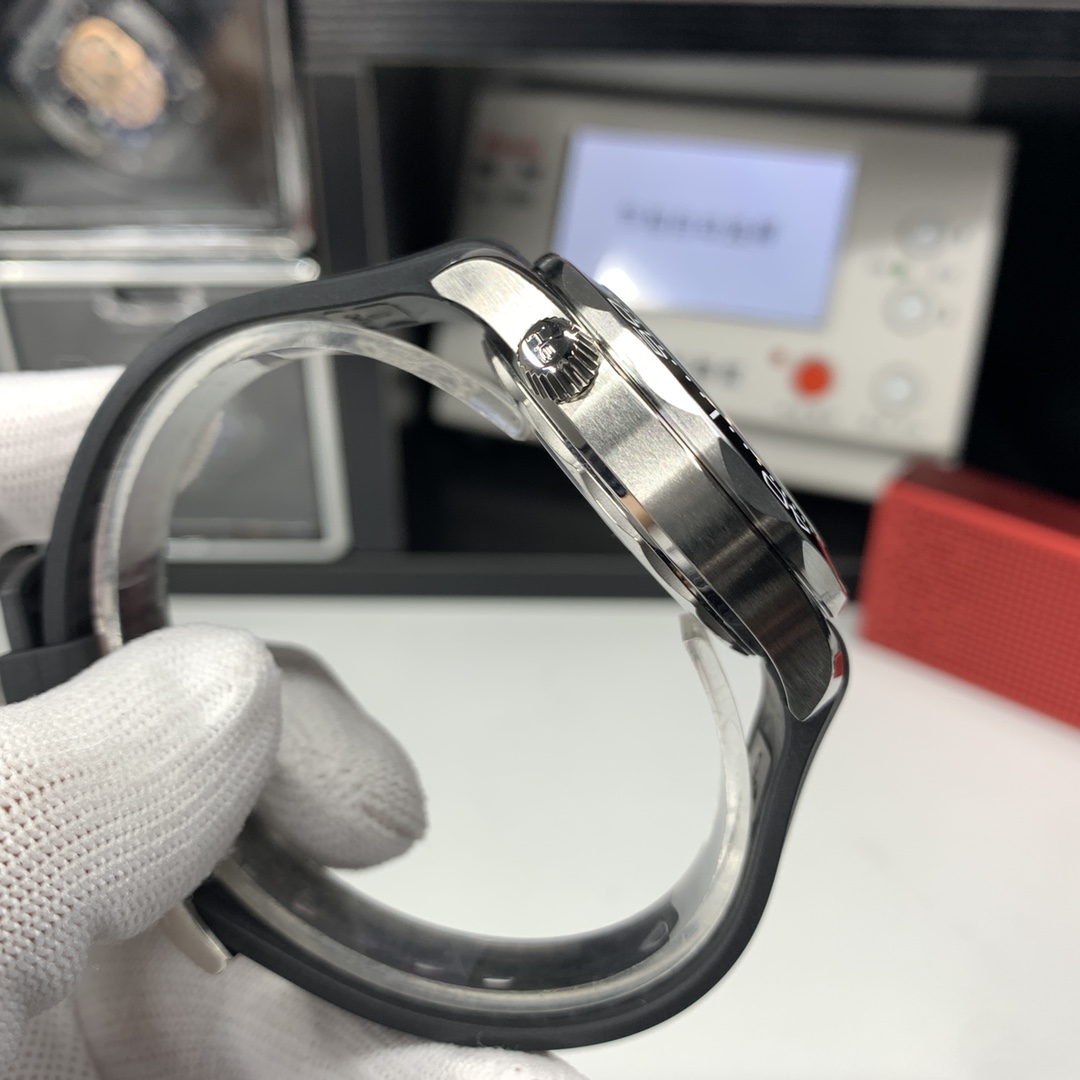 OMG Seamaster Diver 300M 8800 Diver detail 7