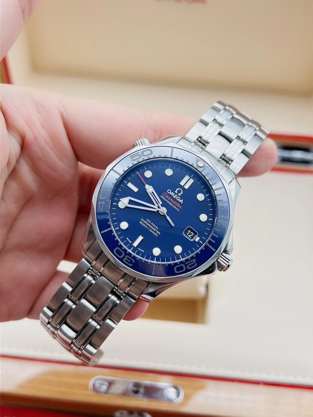 OMG Seamaster 300m Blue detail 6