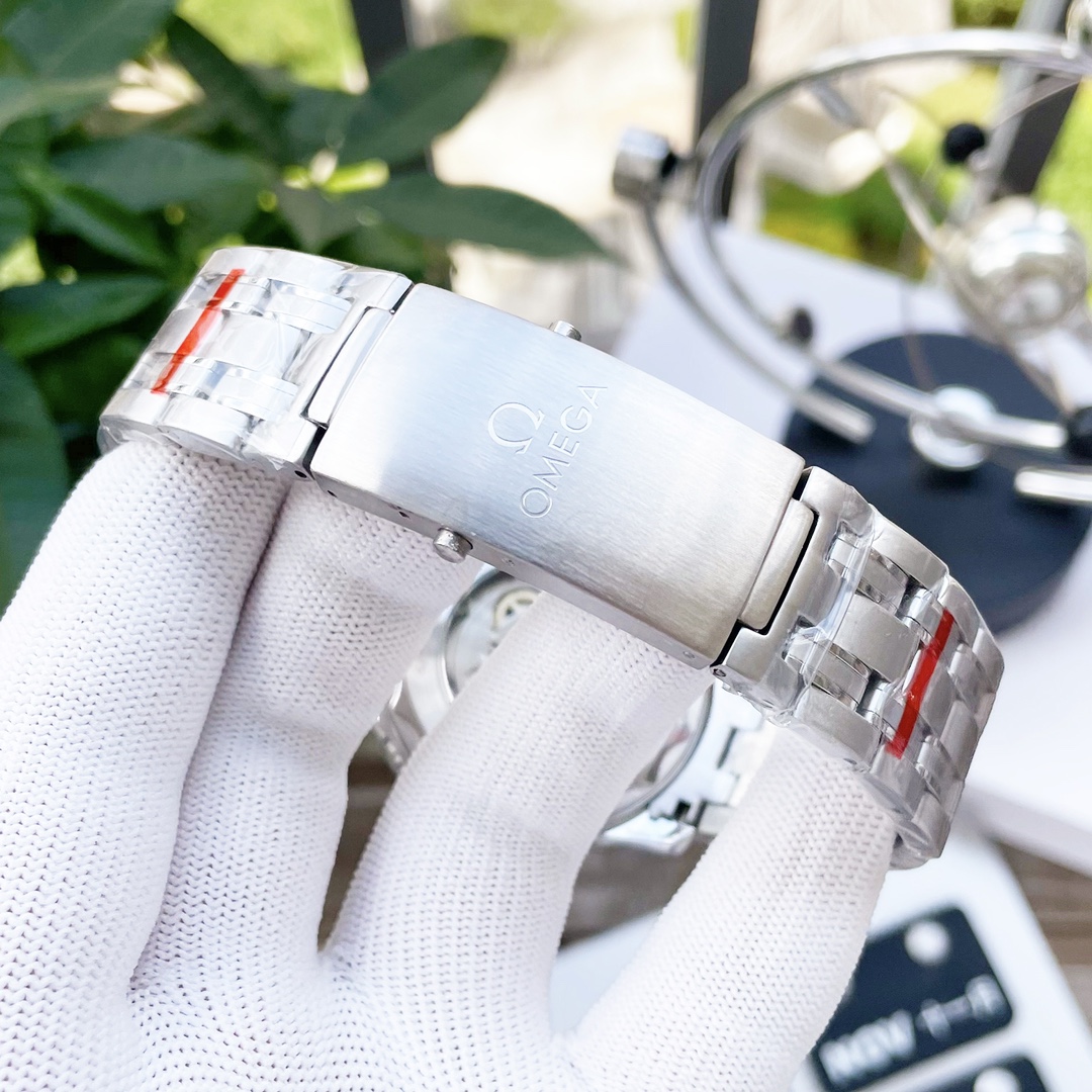 OMG Seamaster Diver 300M 8800 Diver detail 9