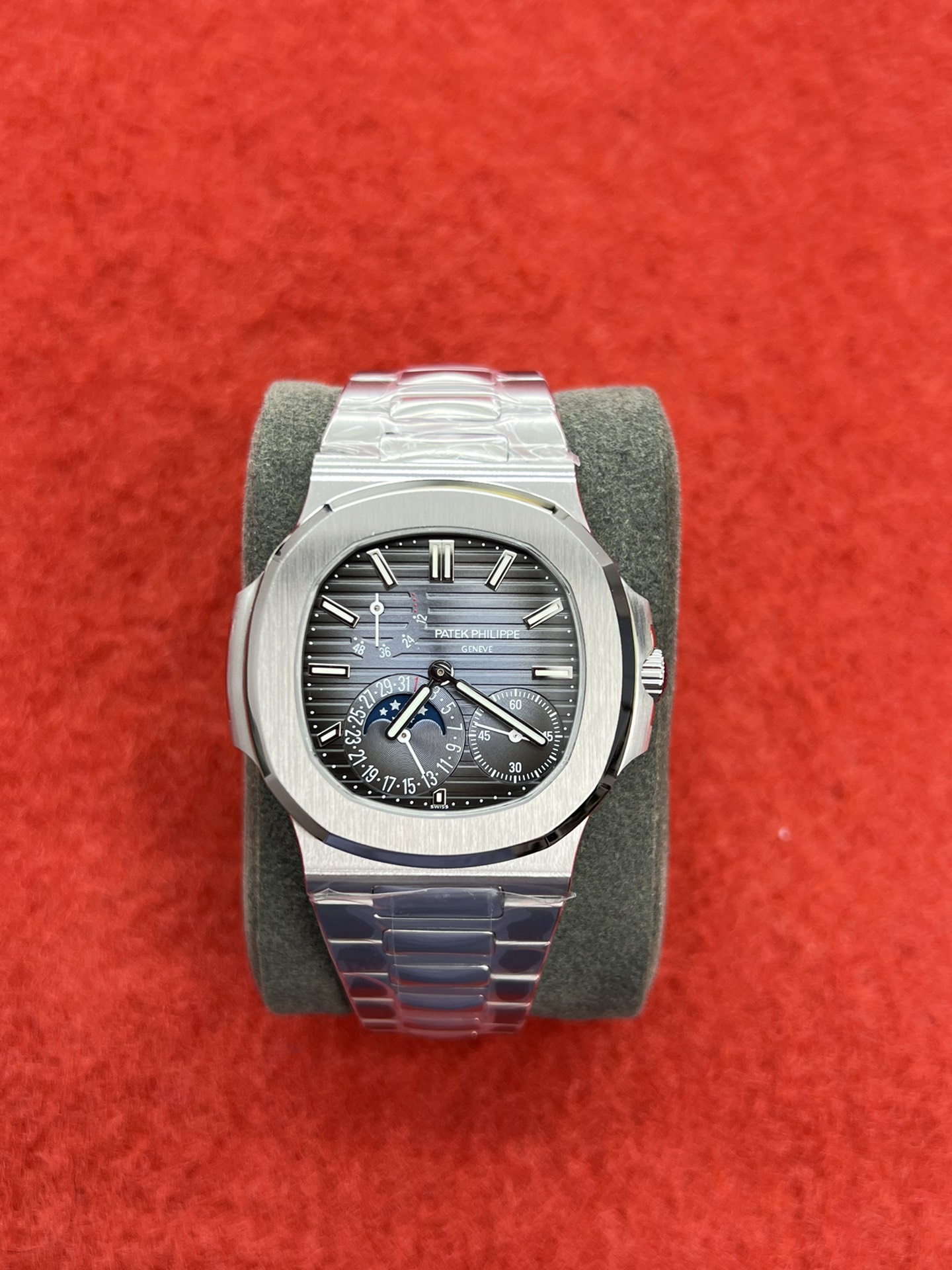 PP Nautilus 5712/1A Moon Phase Steel Blue Dial detail 5