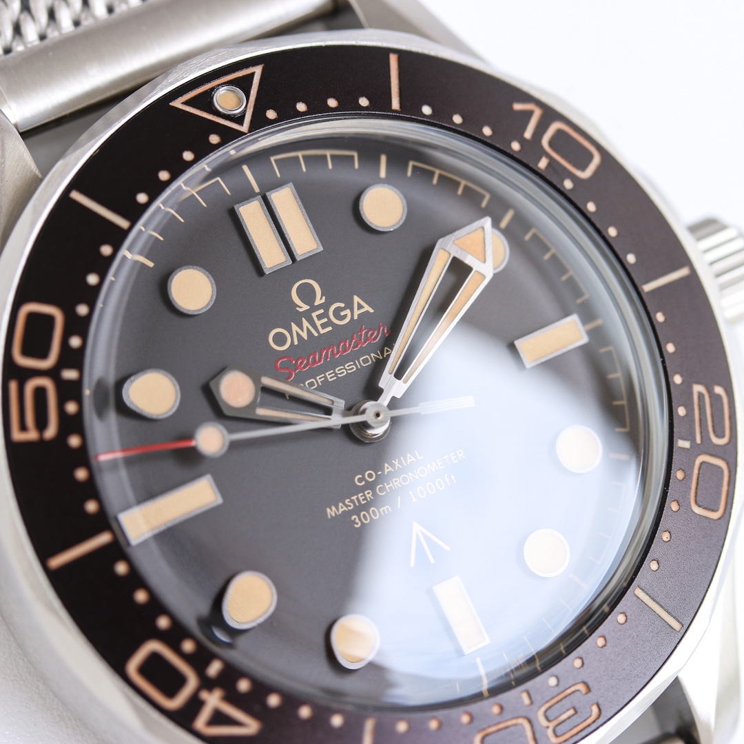 Seamaster 300M 007 Brown Dial detail 7