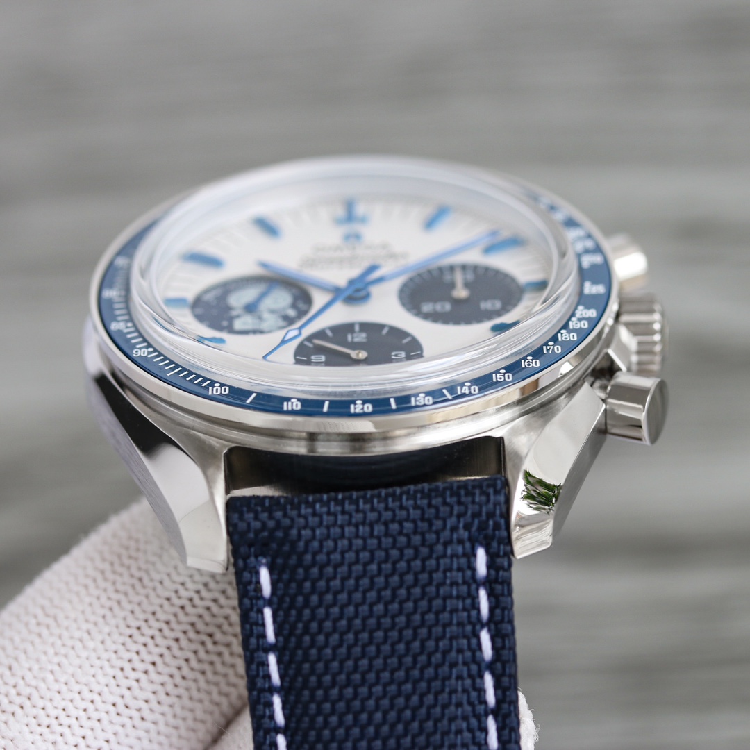 OMG Speedmaster Snoopy detail 4