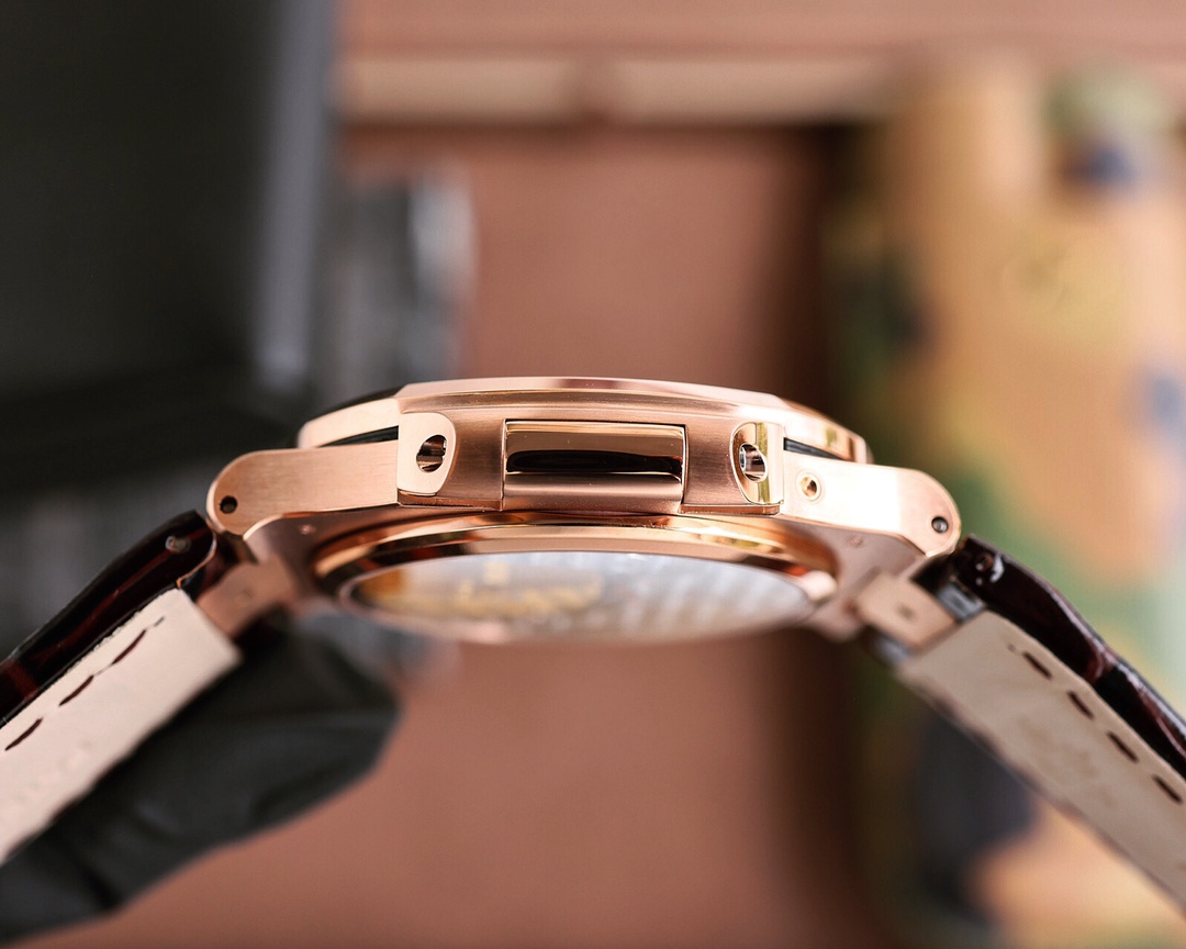 PP Nautilus Gold Leather detail 7