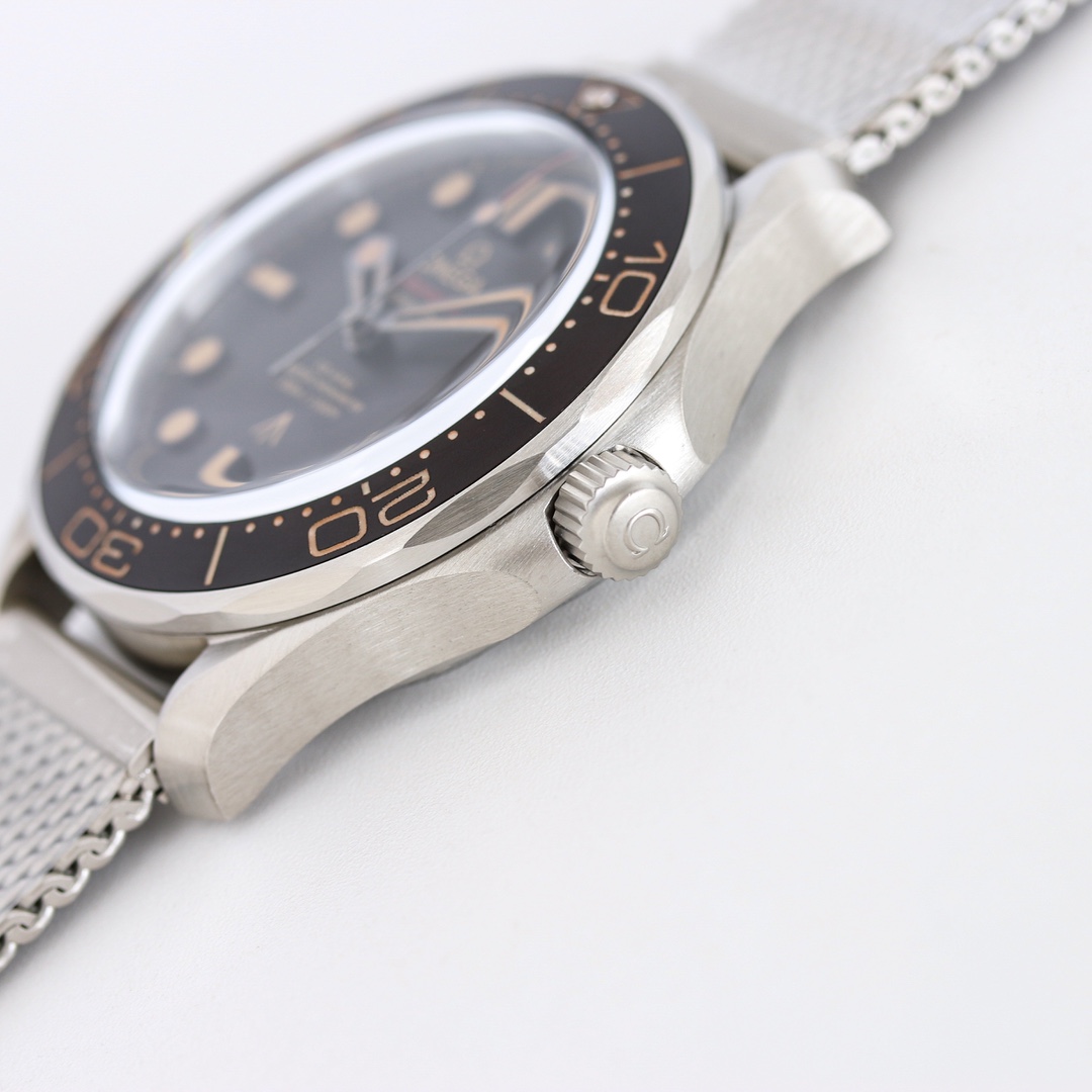 Seamaster 300M 007 Brown Dial detail 3