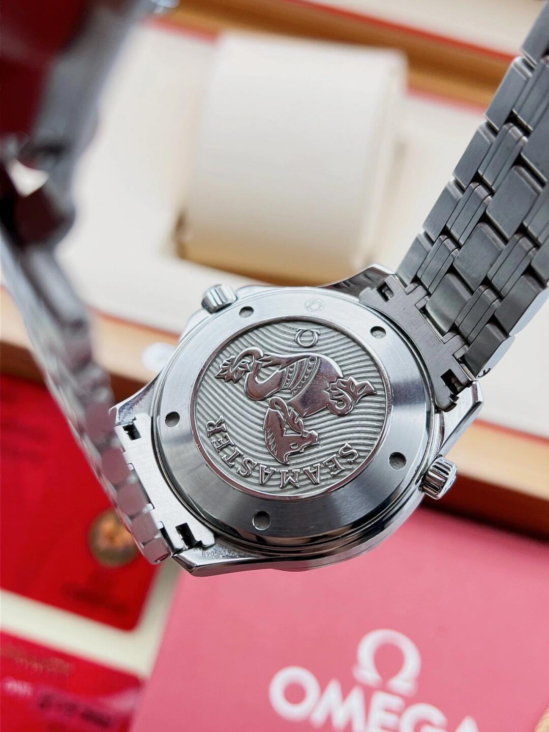 OMG Seamaster 300m Blue detail 5