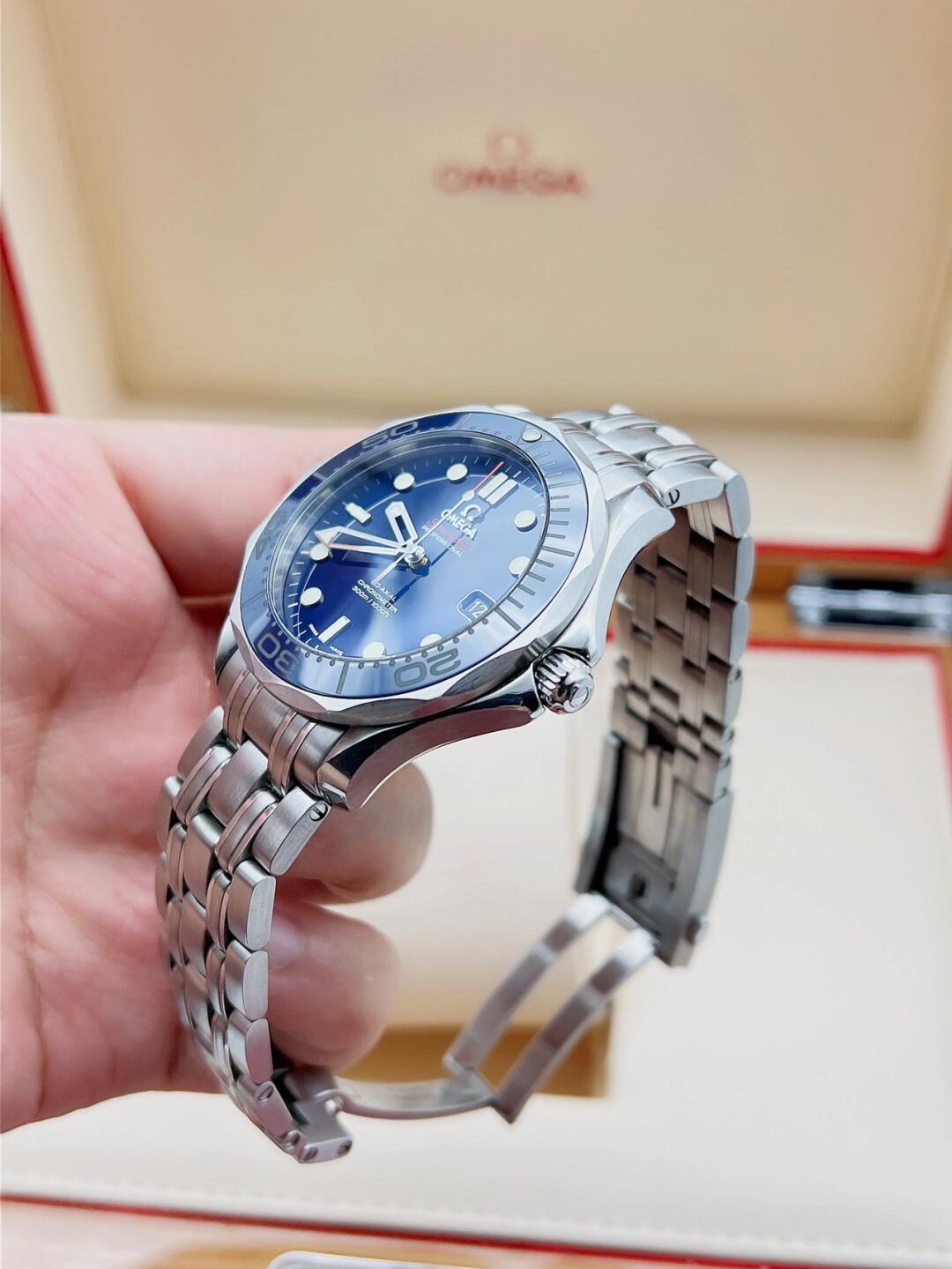 OMG Seamaster 300m Blue detail 9