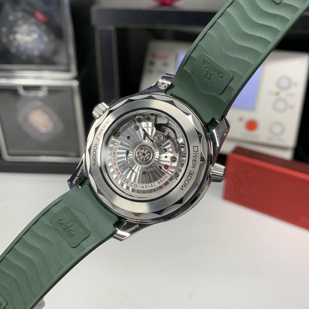 OMG Seamaster Diver 300M 8800 Diver detail 8