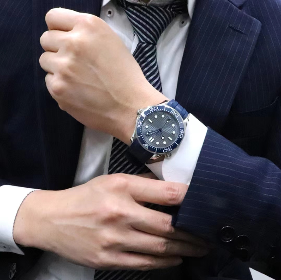 OMG Seamaster Diver Steel Grey 007 Dial detail 6