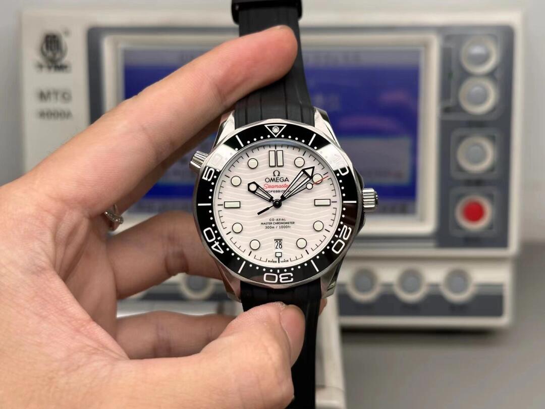 OMG Seamaster Diver 300M 8800 Diver detail 3
