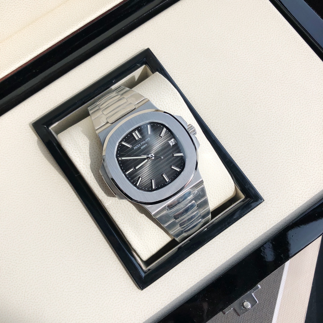 PP Nautilus 5711 Black Dial detail 4