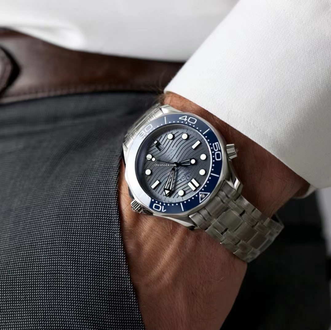 OMG Seamaster Diver Steel Grey 007 Dial detail 5