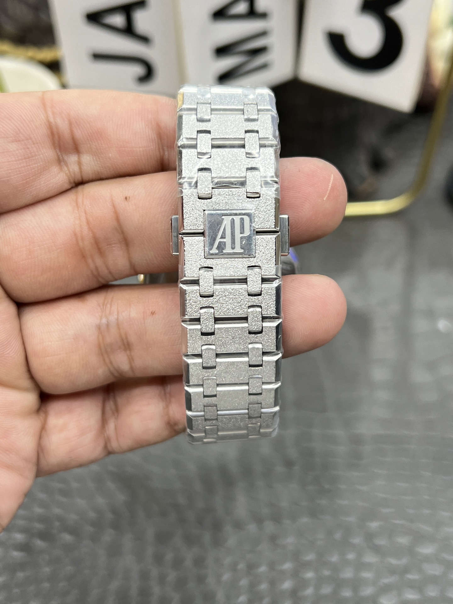 APS Royal Oak 15500 detail 9