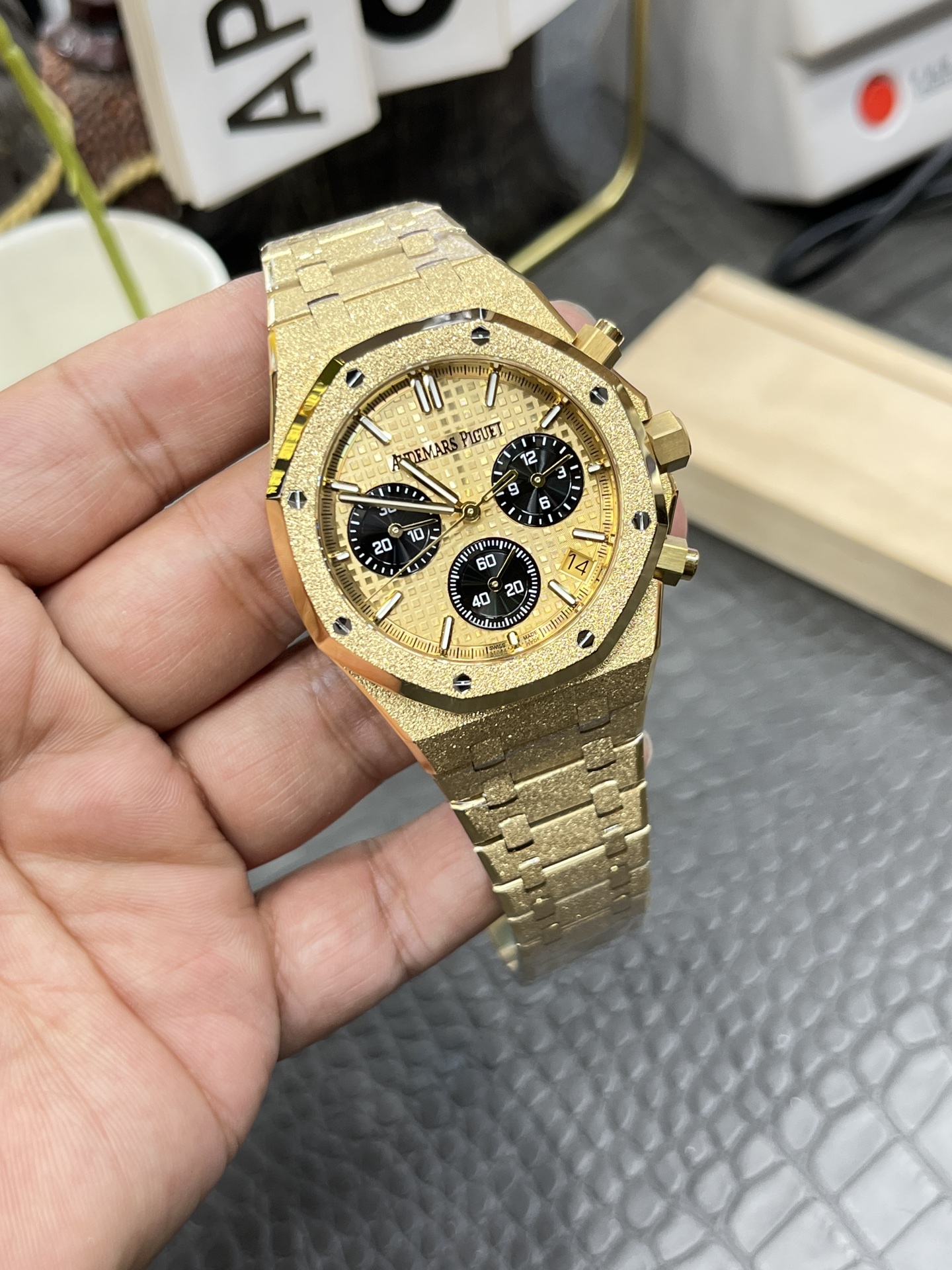 APS Royal Oak Chronograph 26240 detail 2