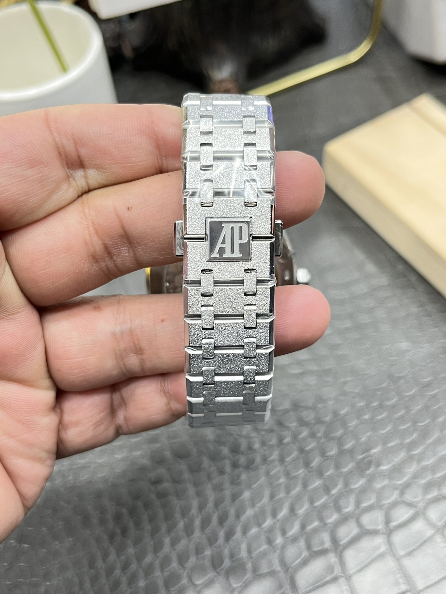 APS Royal Oak 15500 detail 9