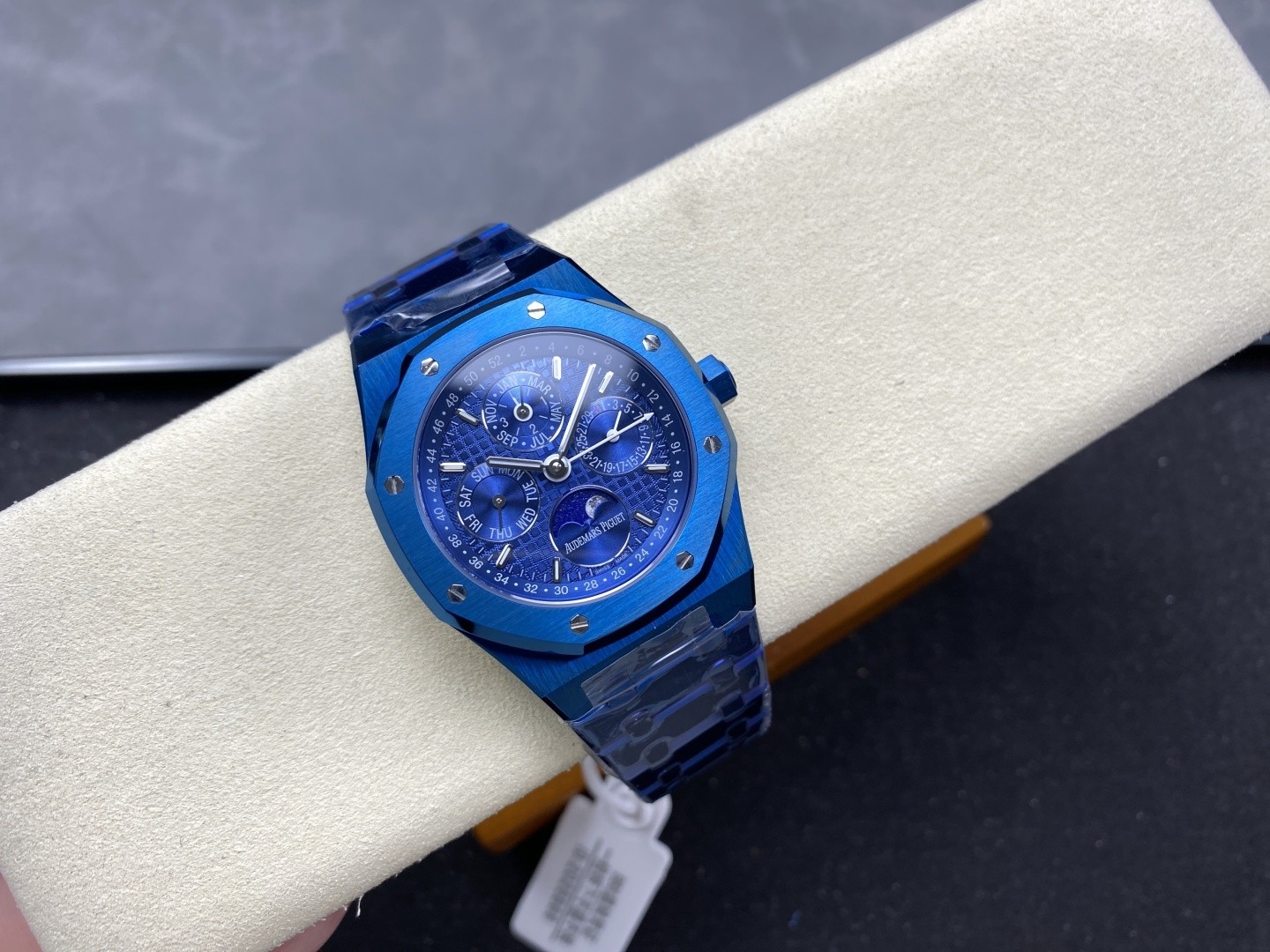 APS Watch detail 7
