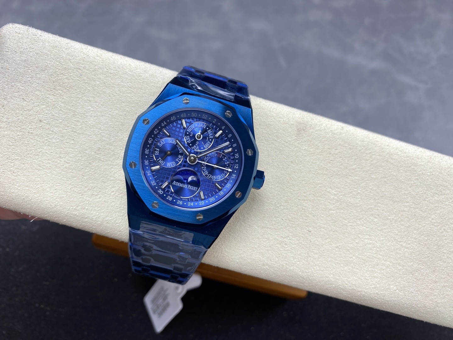 APS Watch detail 6
