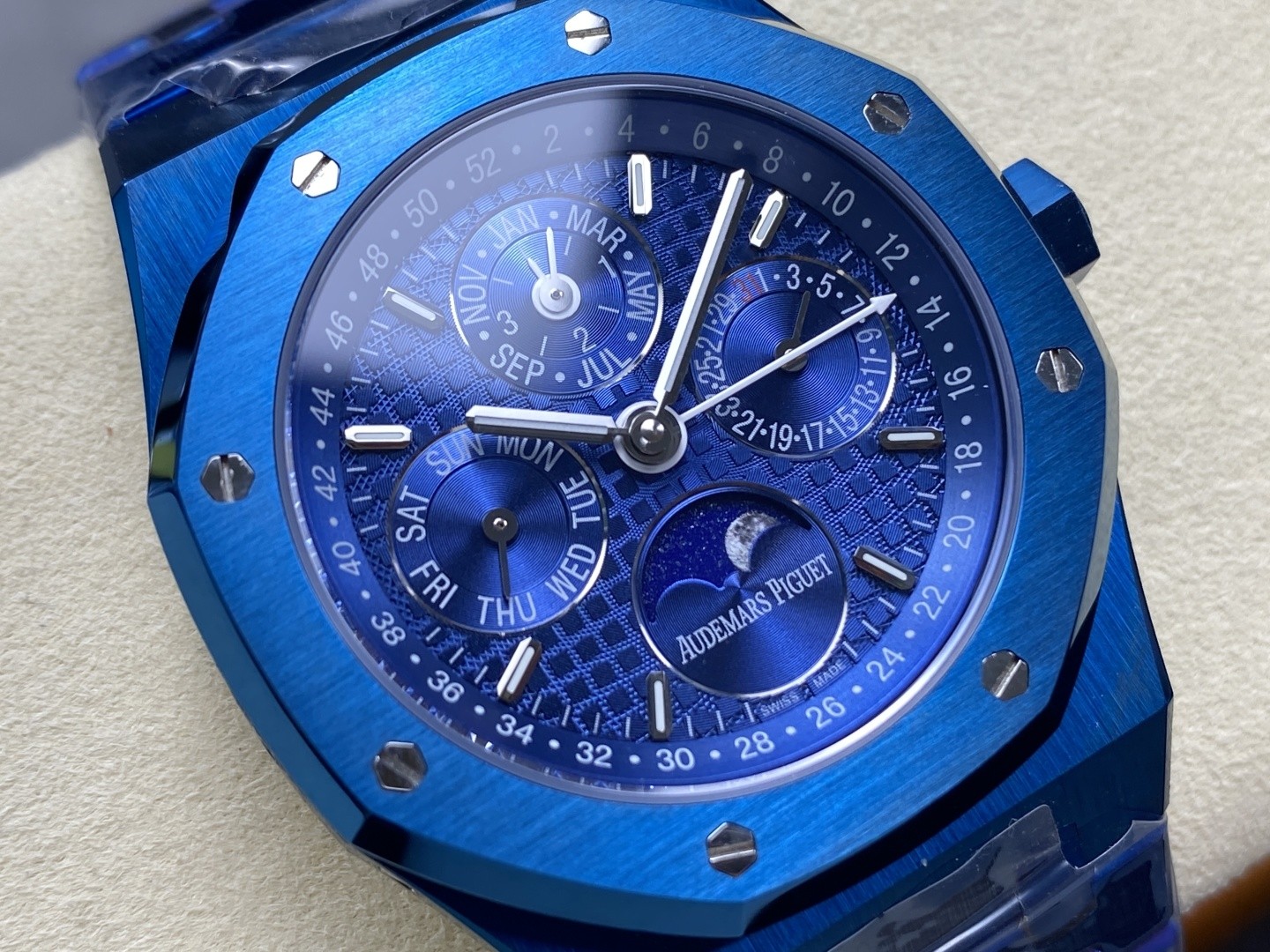 APS Watch detail 9