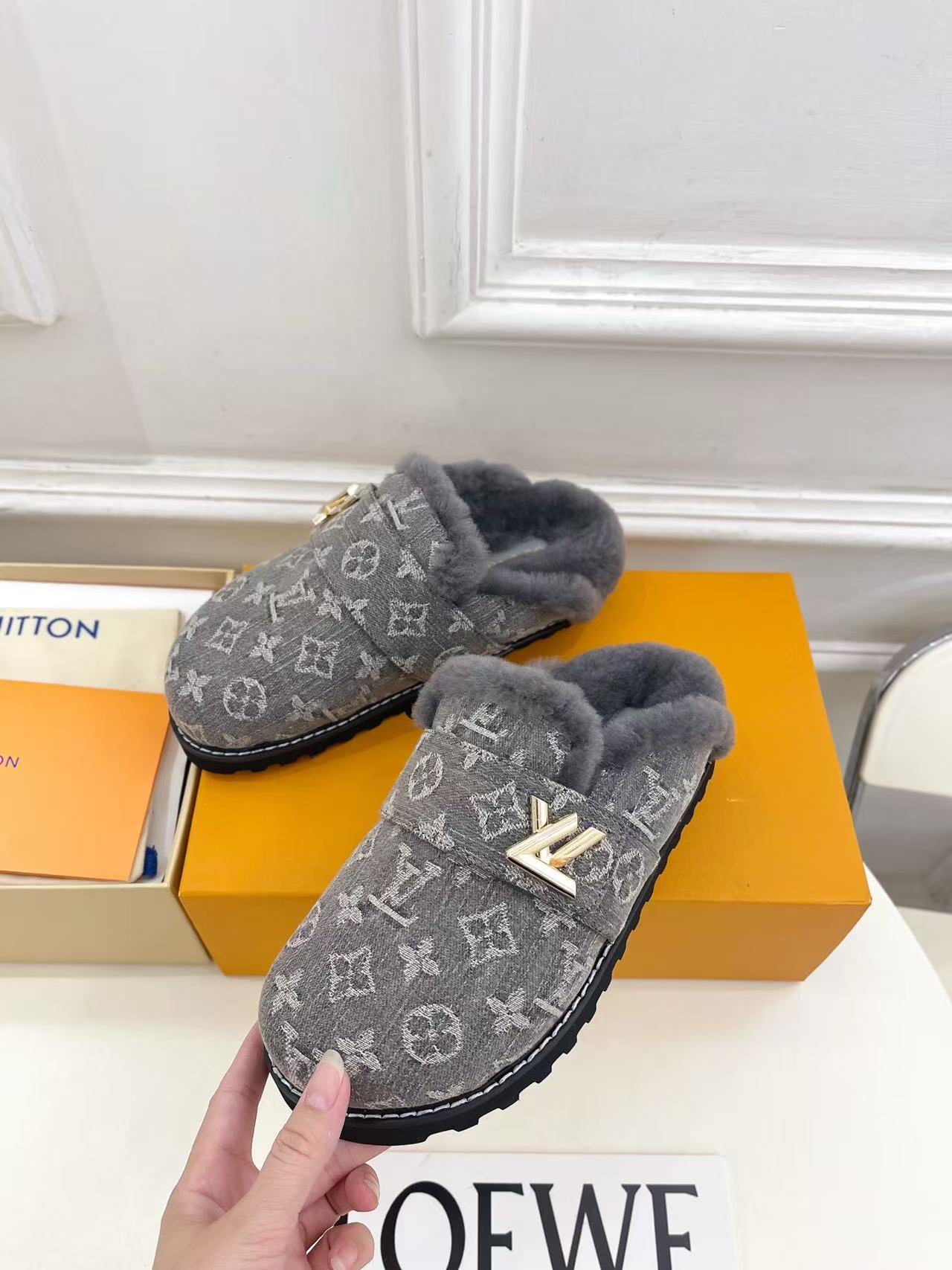 L X V Easy Sandals 2025