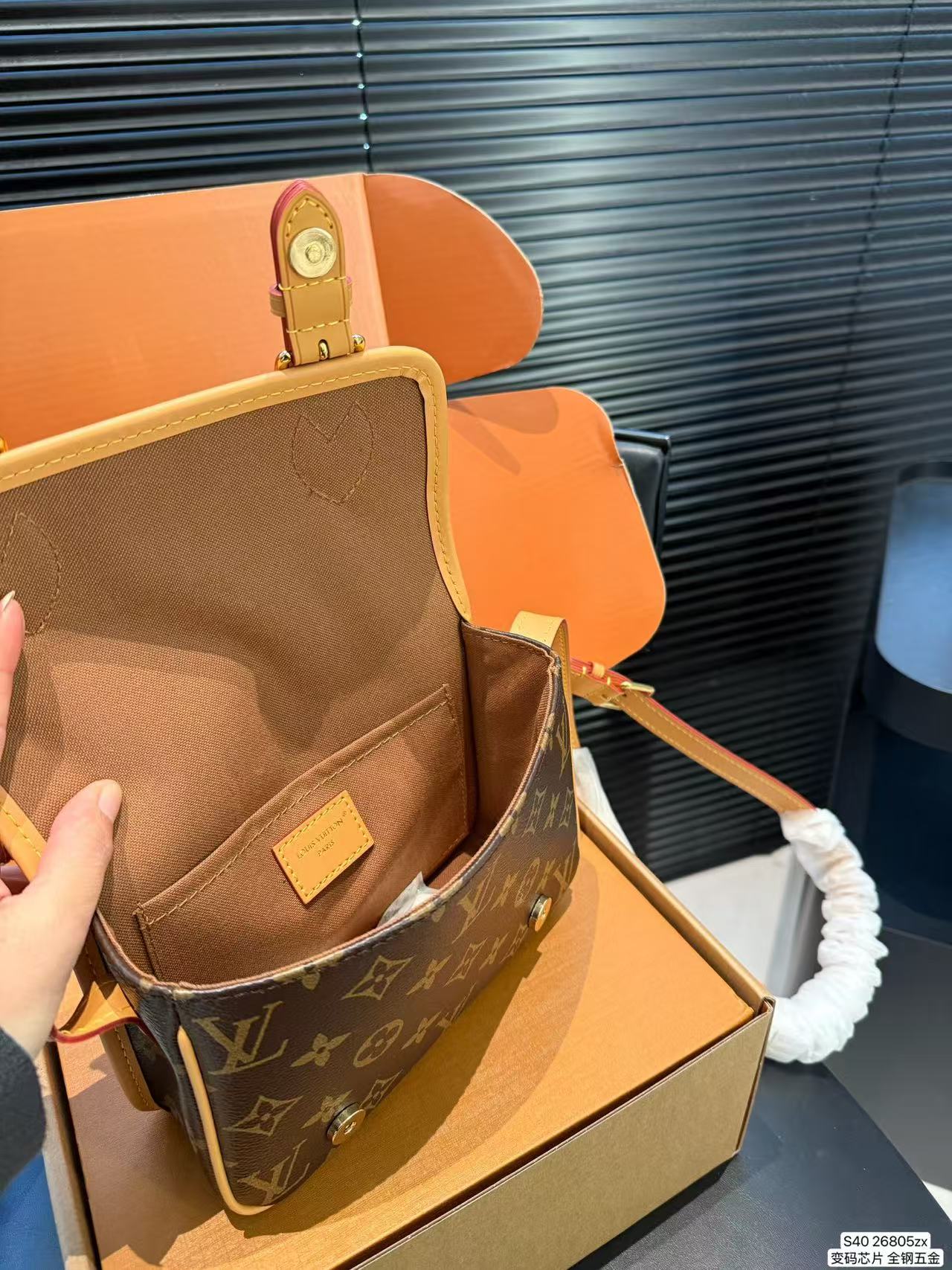 L X V SATCHEL M26805 15*6*19.5CM detail 9
