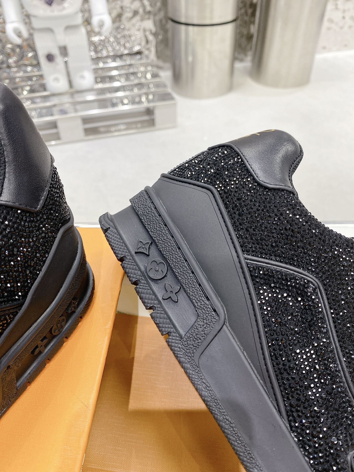 L X V Trainers Sneakers detail 10