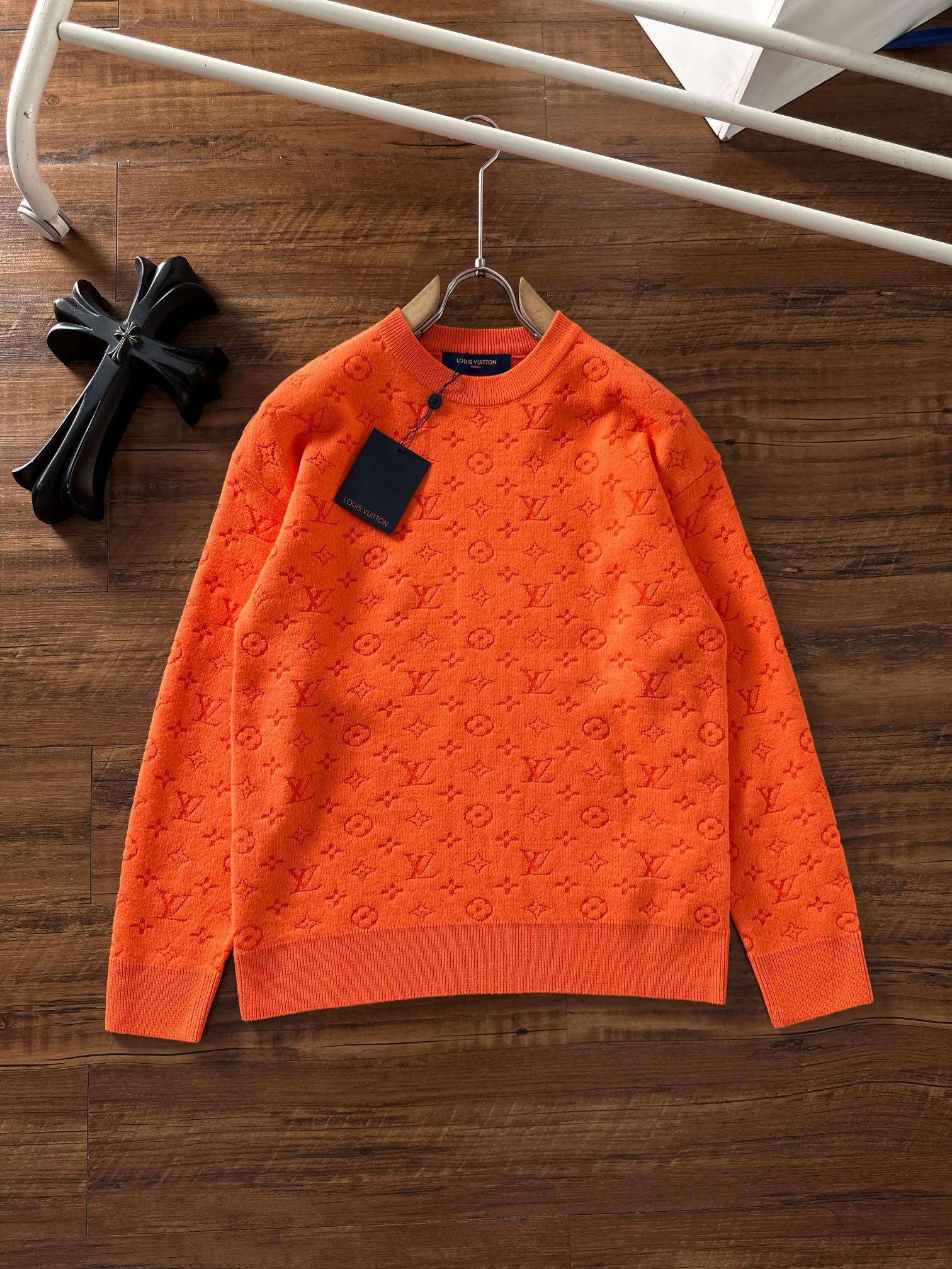 L X V SWEATER 2025