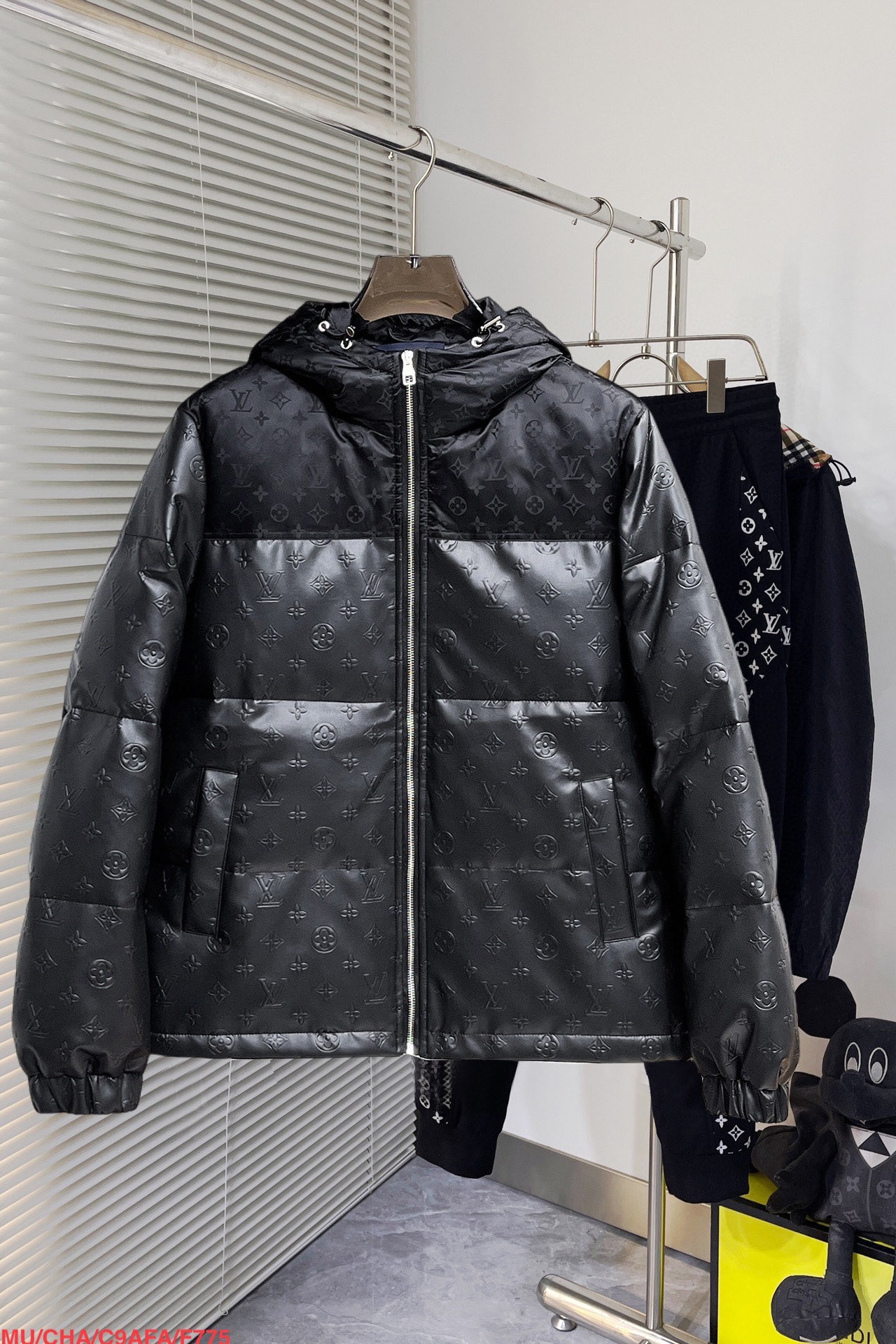 L X V LOGO Down Jacket 2025