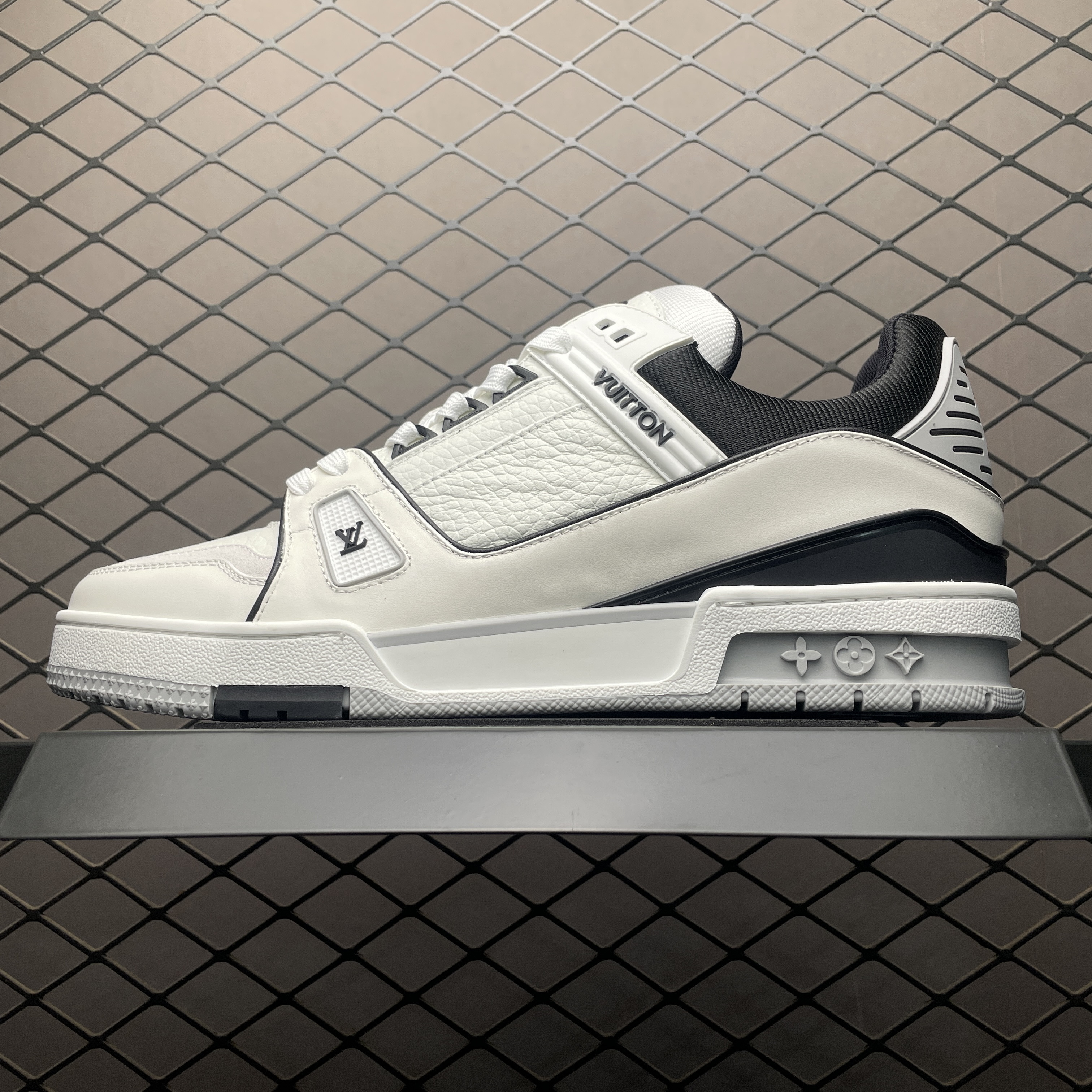 L X V TRAINER