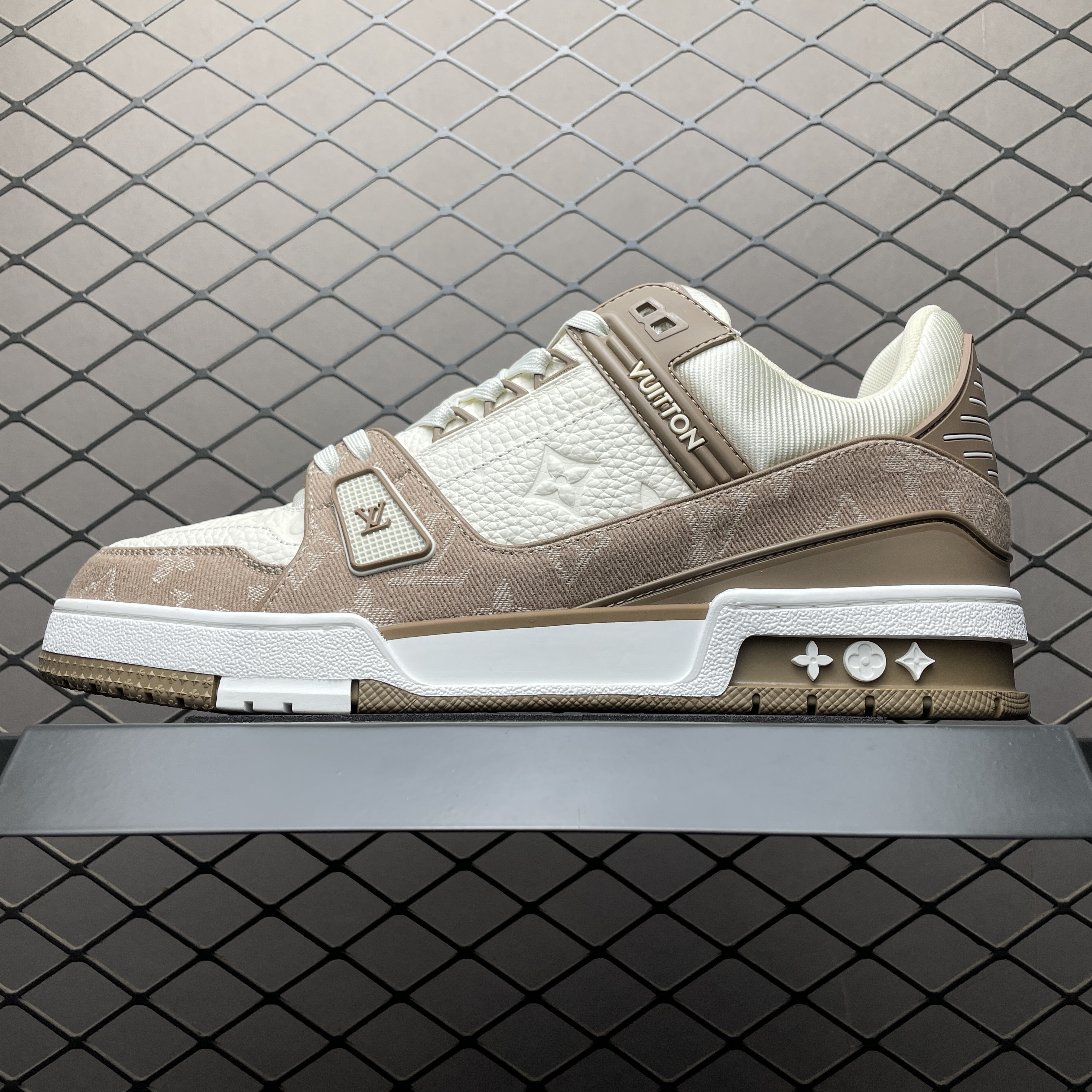 L X V TRAINER