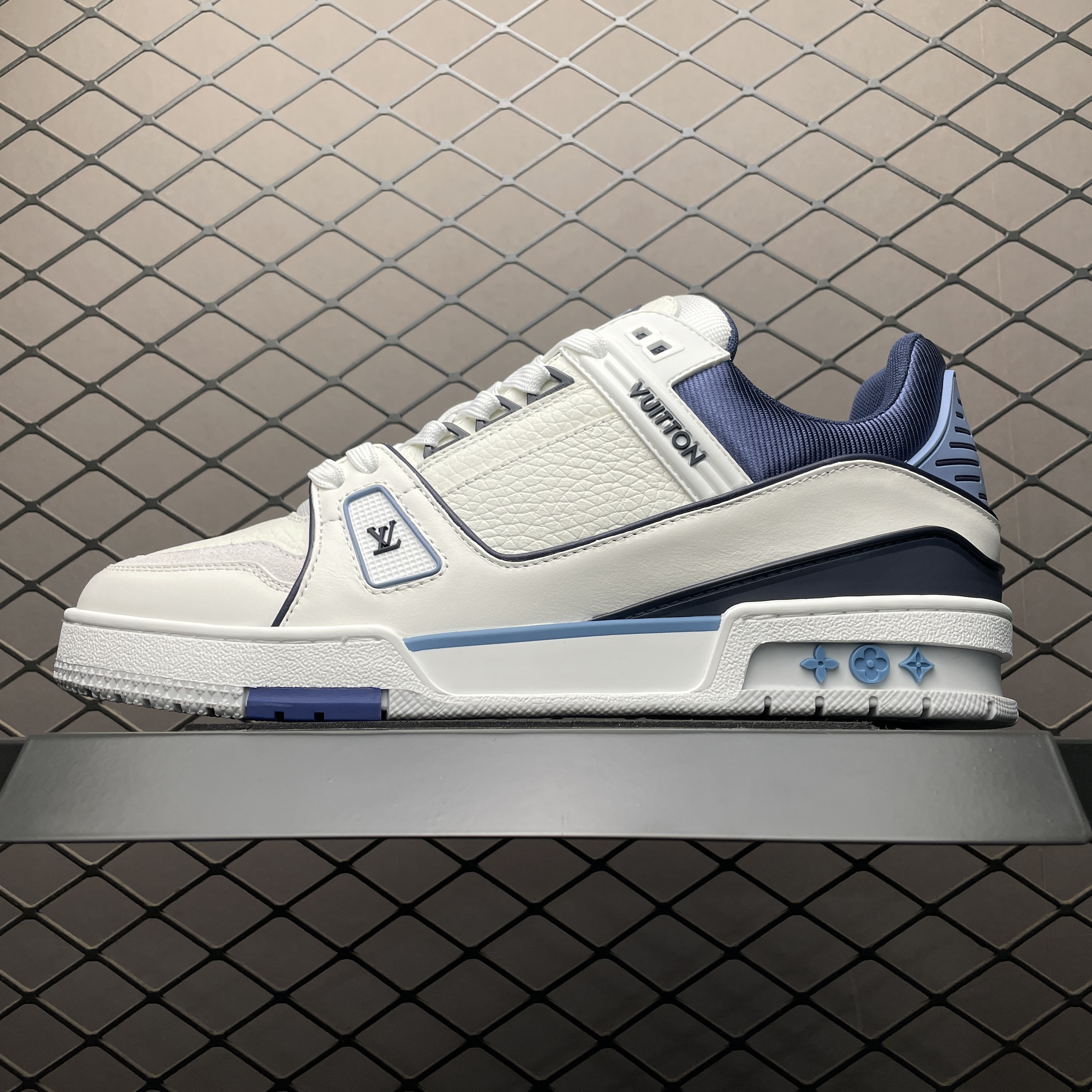 L X V TRAINER