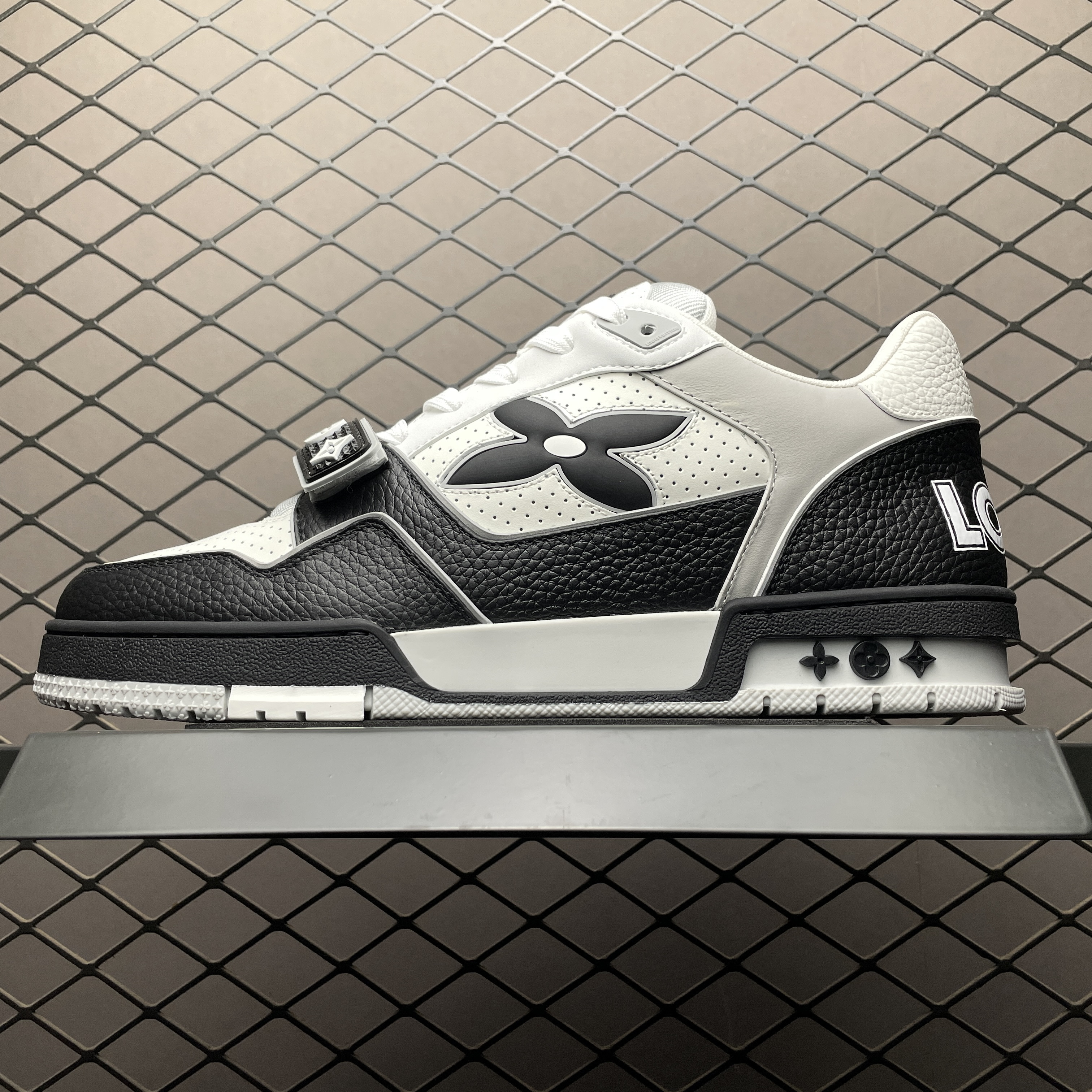 L X V SNEAKERS