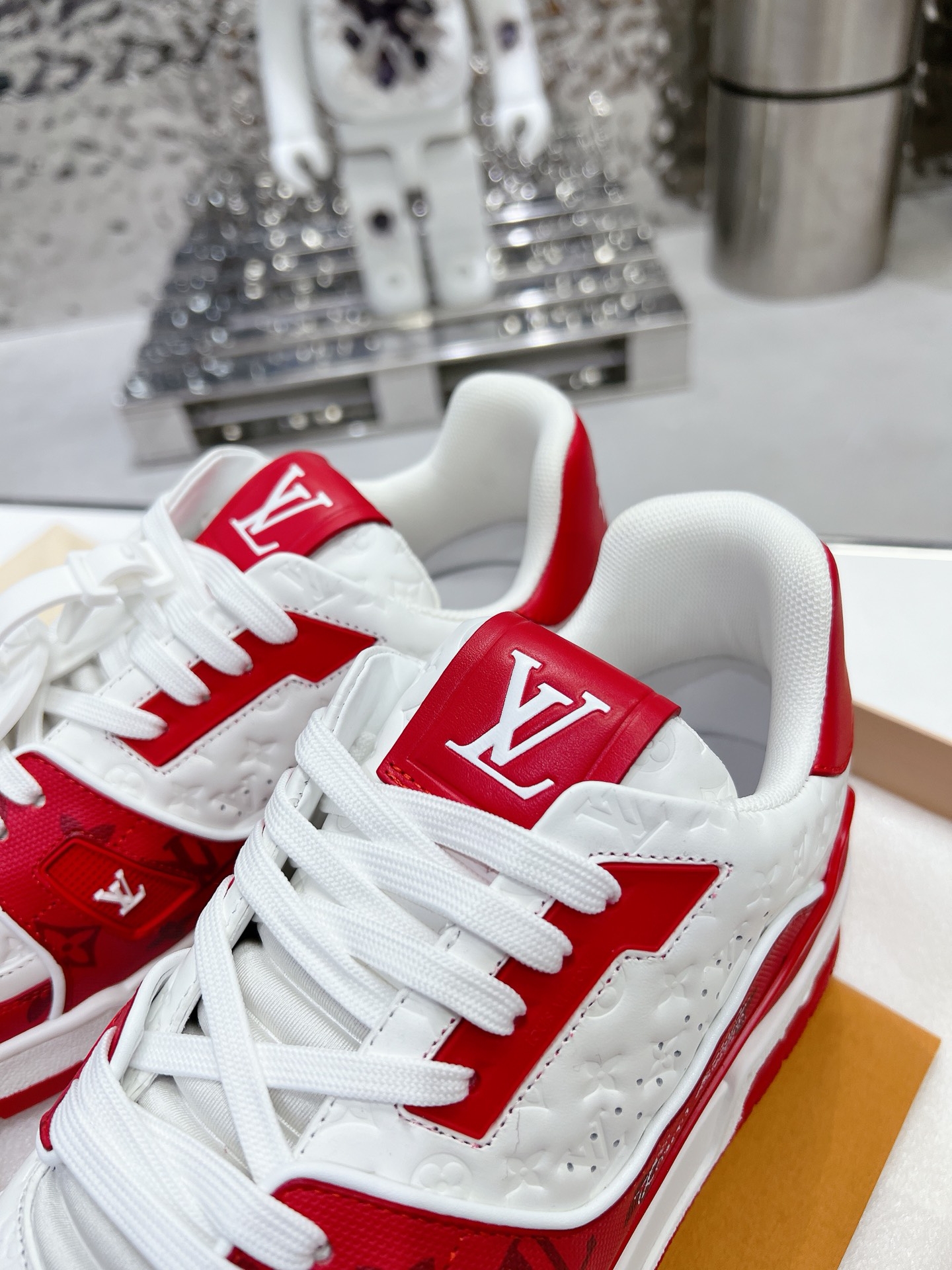 L X V TRAINER detail 4