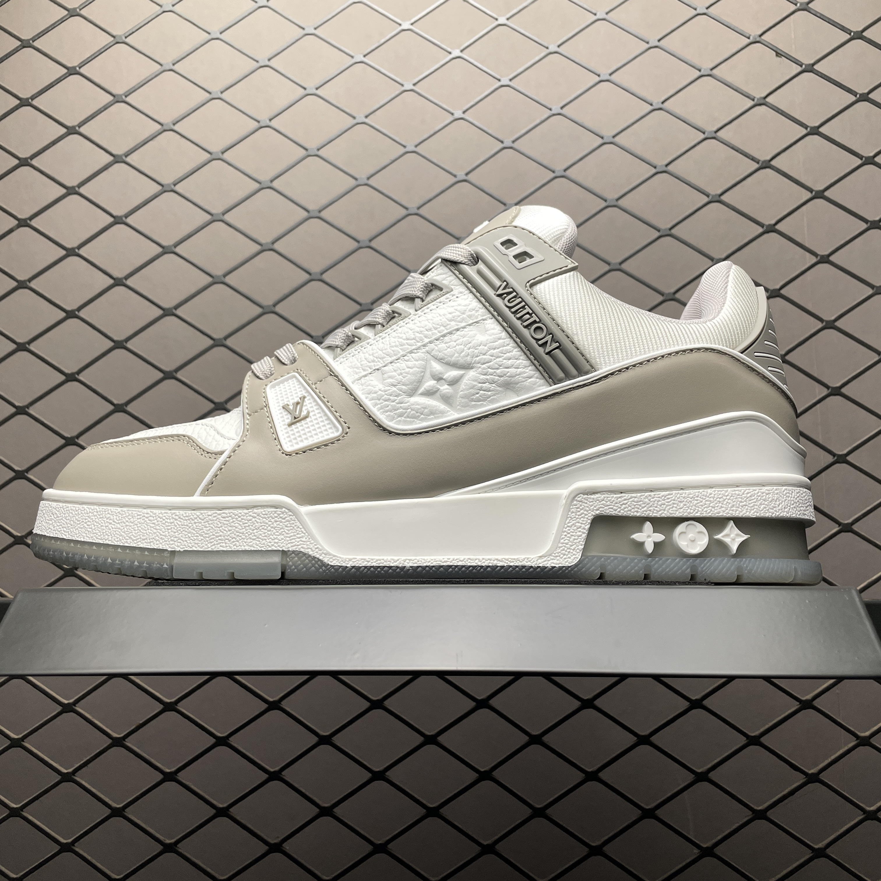 L X V TRAINER