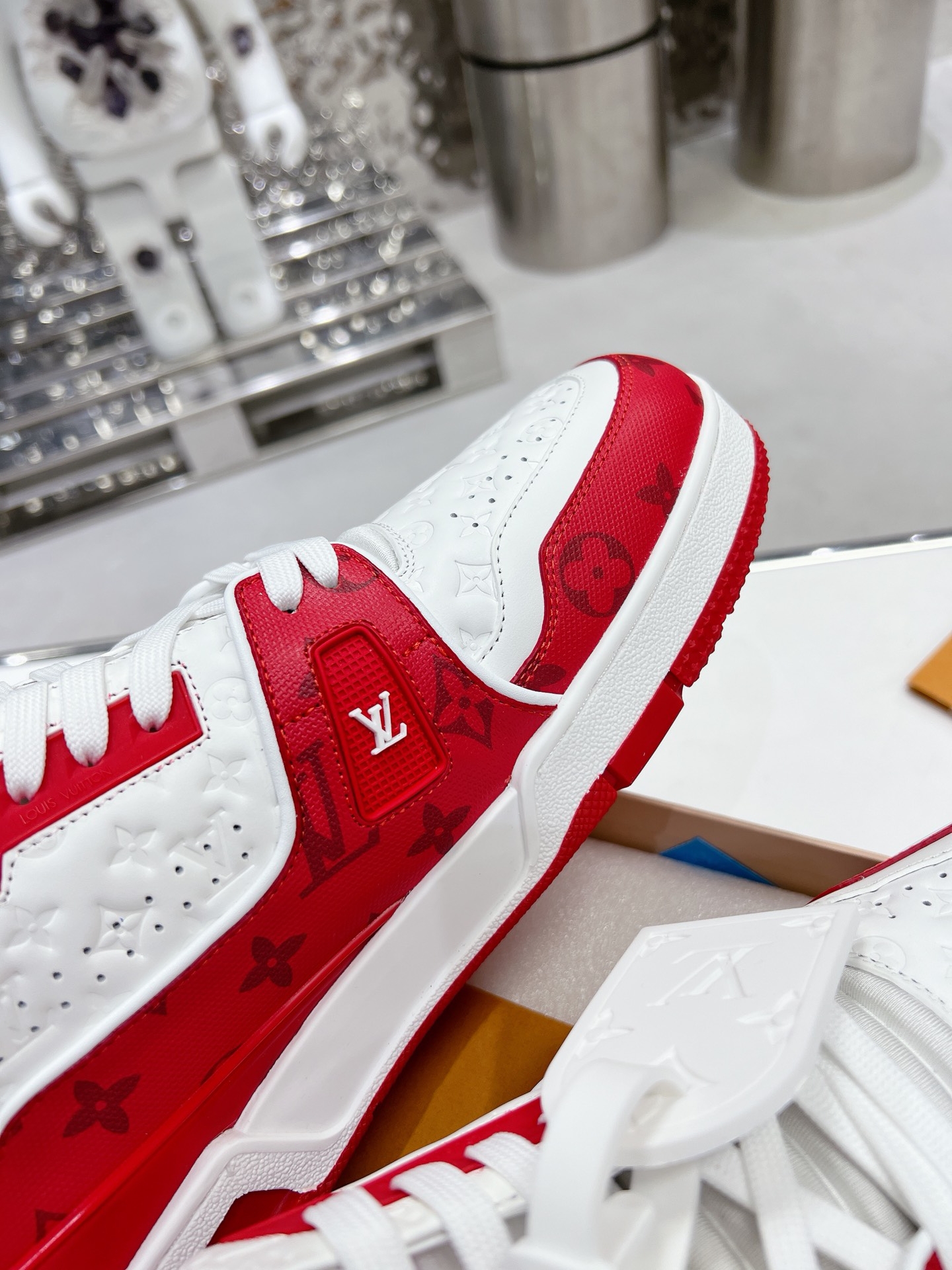 L X V TRAINER detail 3
