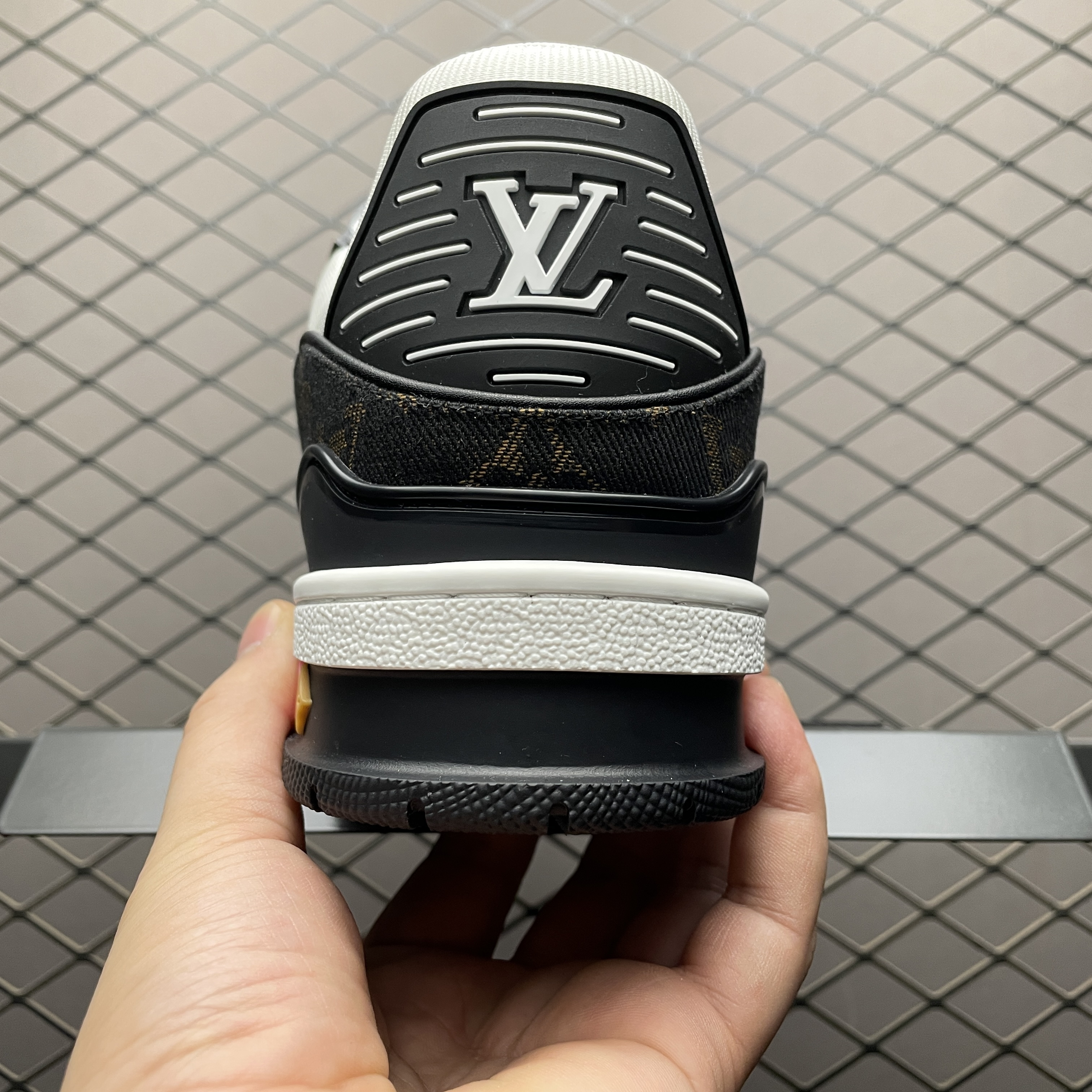 L X V Trainer detail 2