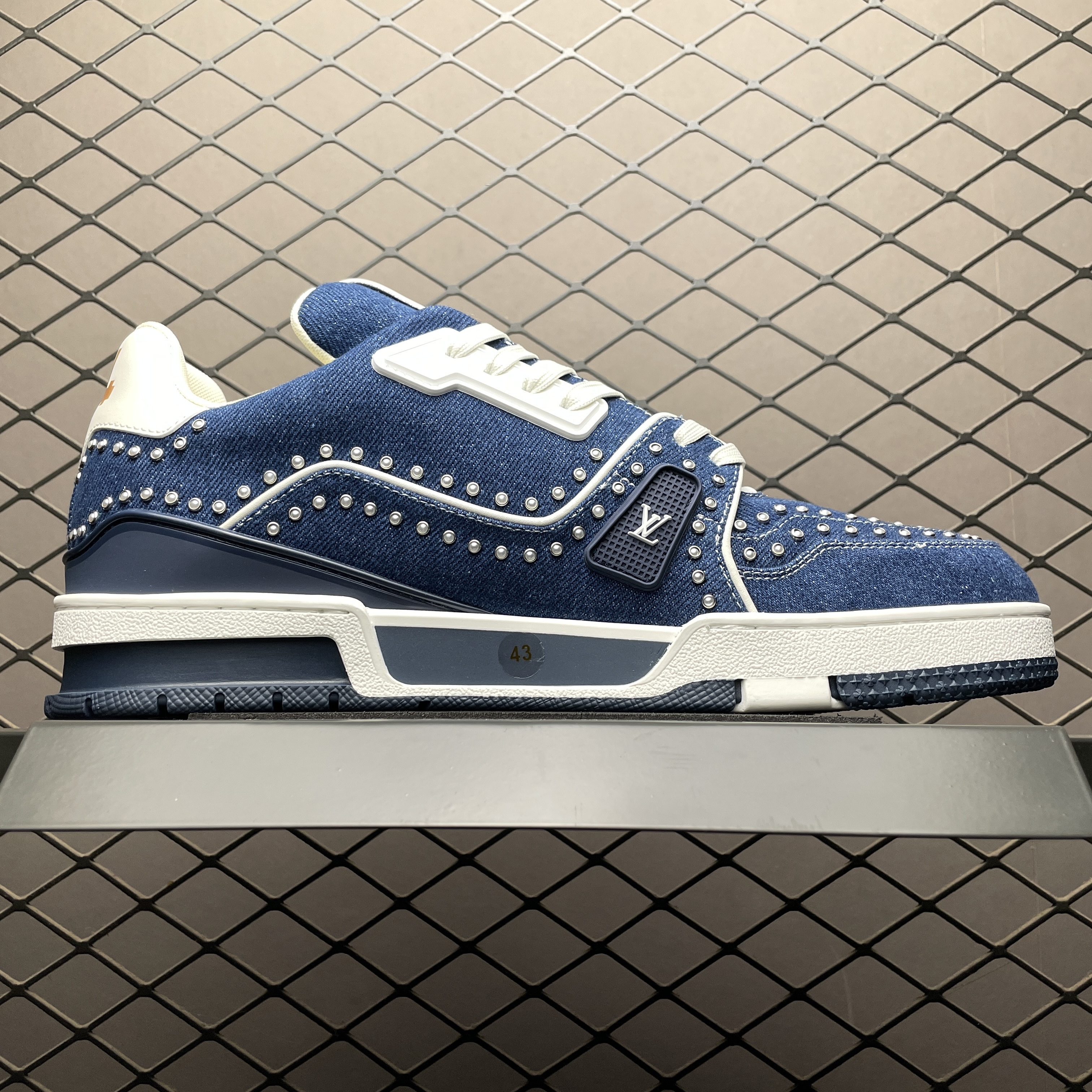 L X V Trainer detail 3